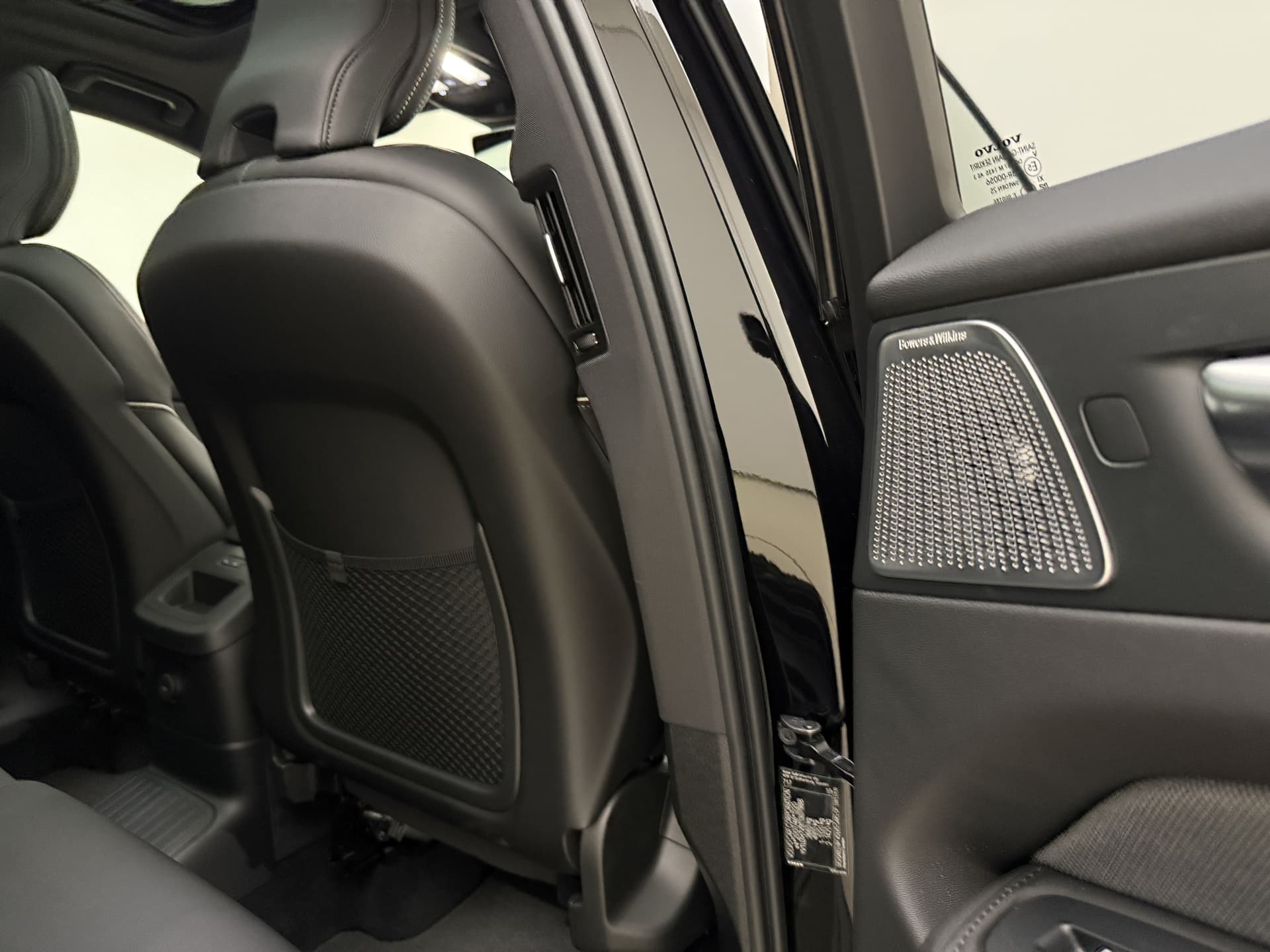 Volvo XC60 T8 455pk AWD HEICO - Ultra Black Edition / HEICO Sportuitlaatsysteem / HEICO Selected Level / 22'' HEICO Velgen / HEICO Remsysteem / Heico Intercooler / HEICO Sportpedalen / Luchtvering / Bowers en Wilkins audio / thumbnail 20