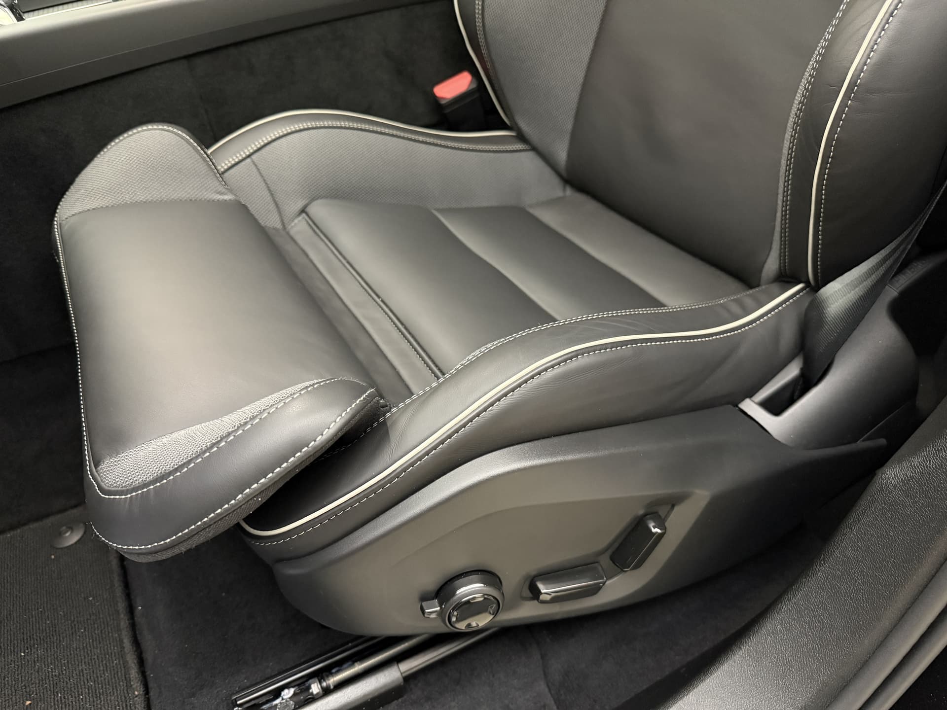 Volvo XC60 T8 455pk AWD HEICO - Ultra Black Edition / HEICO Sportuitlaatsysteem / HEICO Selected Level / 22'' HEICO Velgen / HEICO Remsysteem / Heico Intercooler / HEICO Sportpedalen / Luchtvering / Bowers en Wilkins audio / thumbnail 26