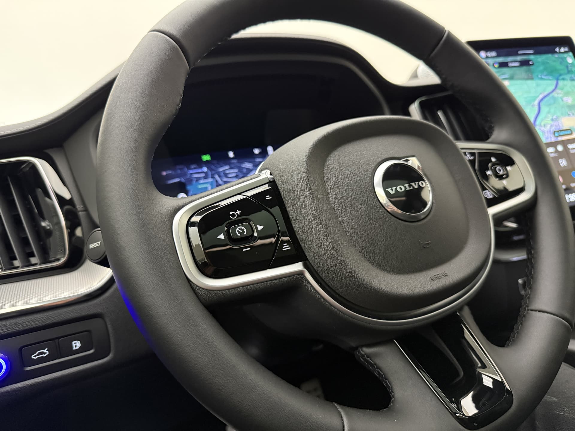 Volvo XC60 T8 455pk AWD HEICO - Ultra Black Edition / HEICO Sportuitlaatsysteem / HEICO Selected Level / 22'' HEICO Velgen / HEICO Remsysteem / Heico Intercooler / HEICO Sportpedalen / Luchtvering / Bowers en Wilkins audio / thumbnail 30