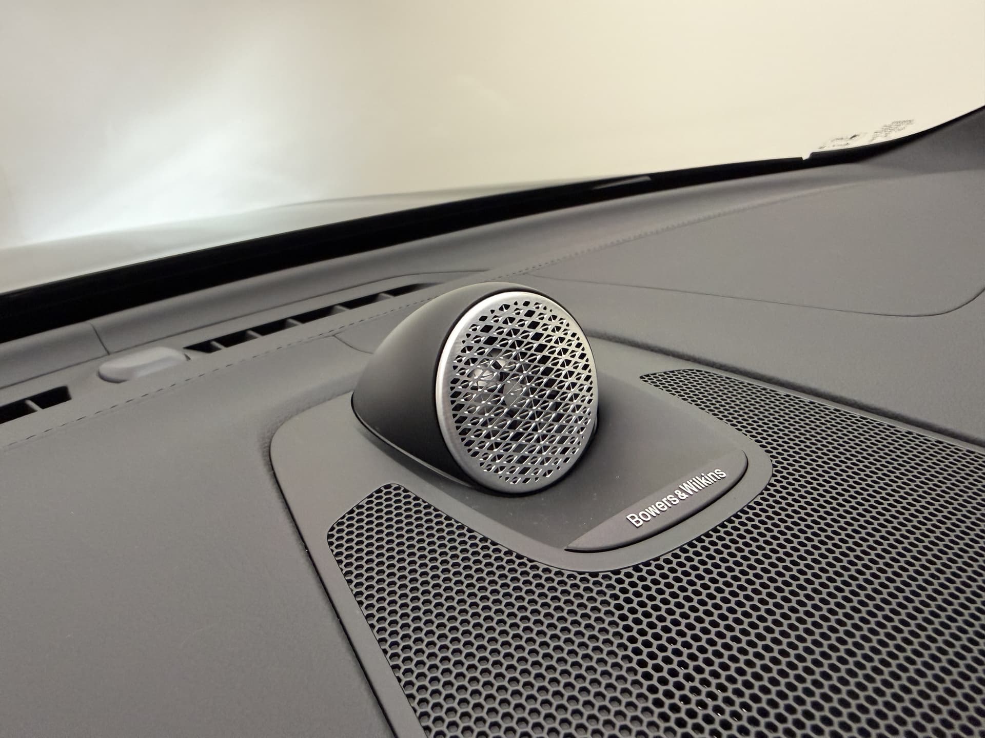 Volvo XC60 T8 455pk AWD HEICO - Ultra Black Edition / HEICO Sportuitlaatsysteem / HEICO Selected Level / 22'' HEICO Velgen / HEICO Remsysteem / Heico Intercooler / HEICO Sportpedalen / Luchtvering / Bowers en Wilkins audio / thumbnail 32