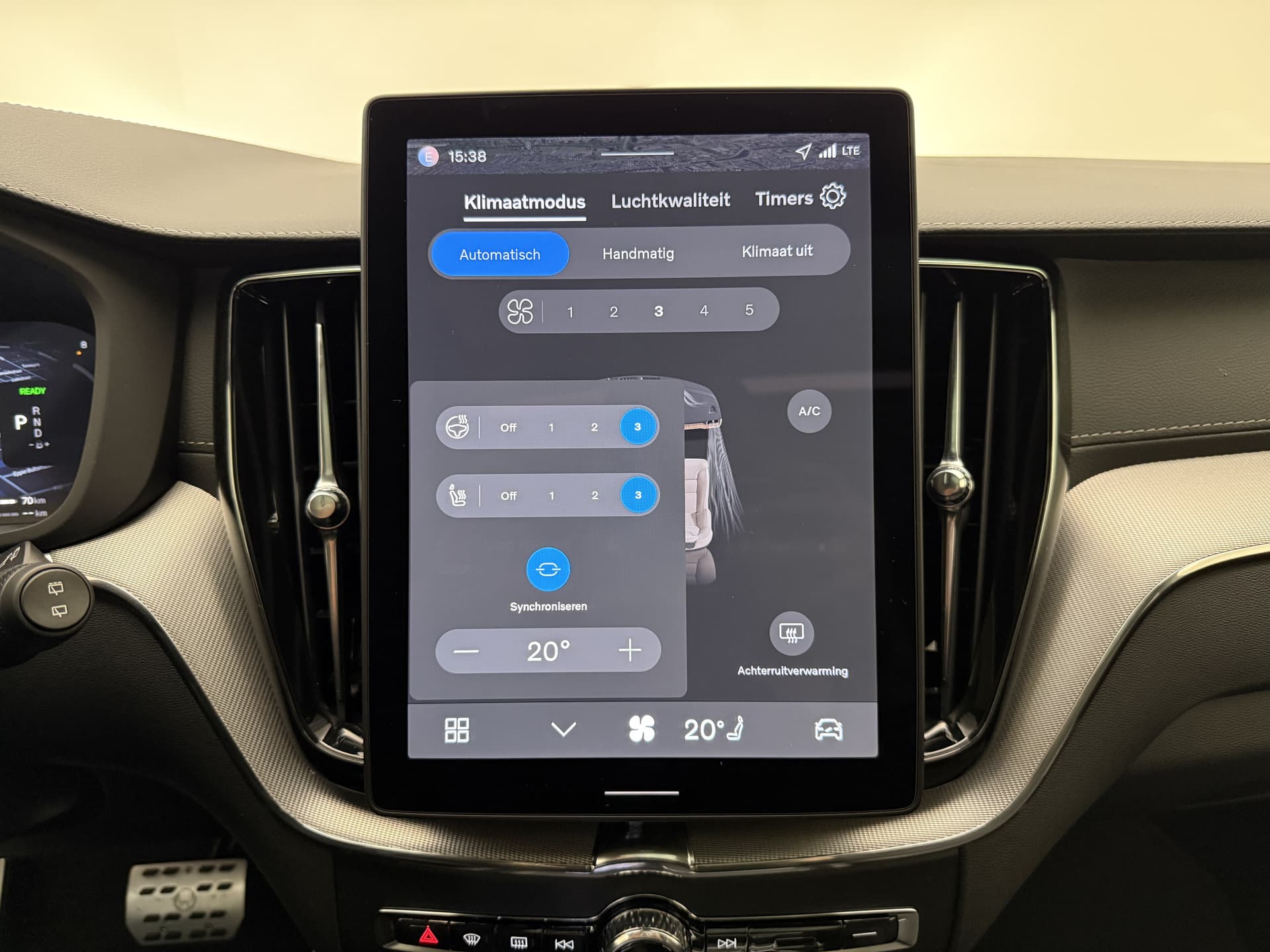 Volvo XC60 T8 455pk AWD HEICO - Ultra Black Edition / HEICO Sportuitlaatsysteem / HEICO Selected Level / 22'' HEICO Velgen / HEICO Remsysteem / Heico Intercooler / HEICO Sportpedalen / Luchtvering / Bowers en Wilkins audio / thumbnail 44