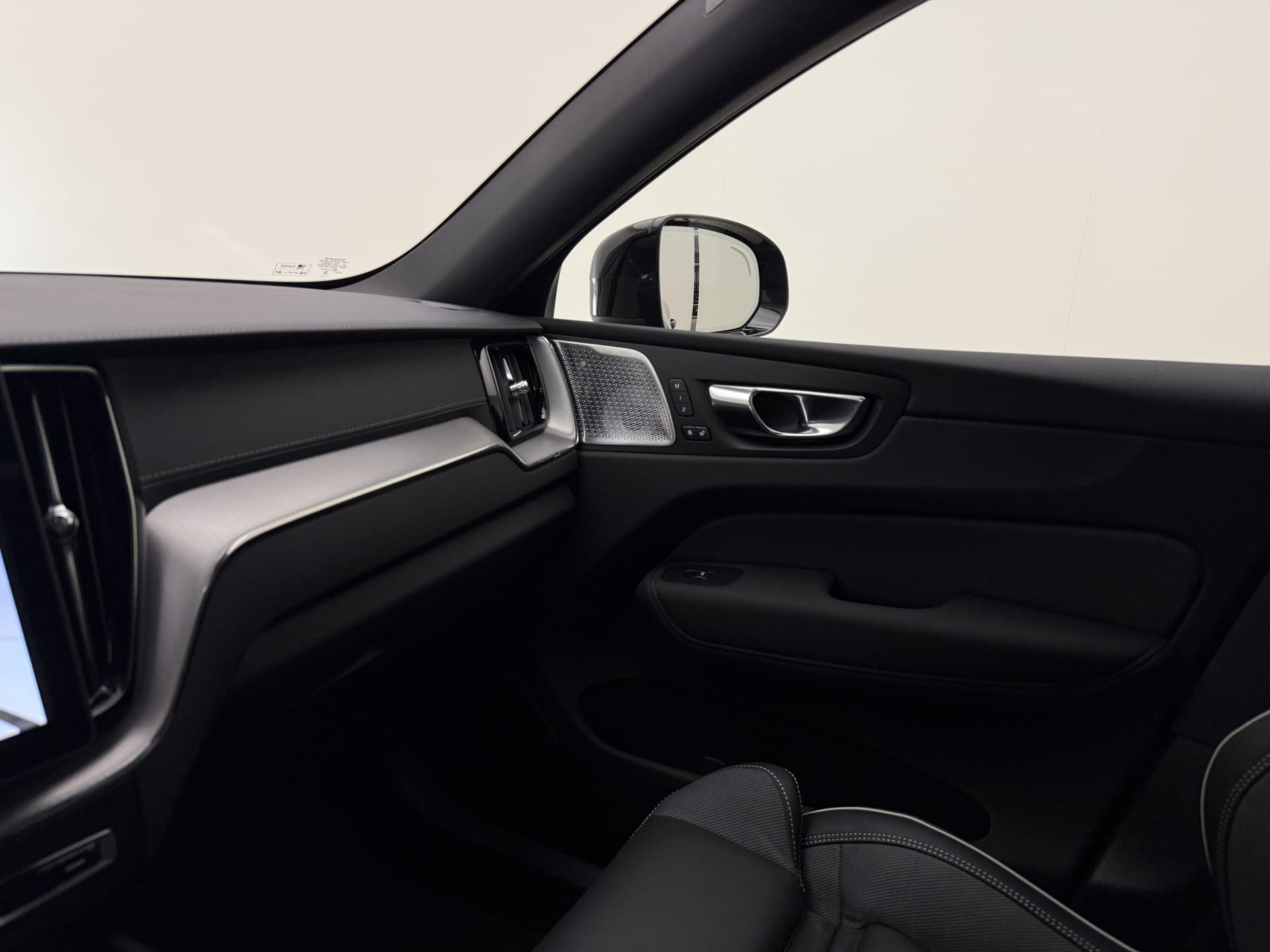 Volvo XC60 T8 455pk AWD HEICO - Ultra Black Edition / HEICO Sportuitlaatsysteem / HEICO Selected Level / 22'' HEICO Velgen / HEICO Remsysteem / Heico Intercooler / HEICO Sportpedalen / Luchtvering / Bowers en Wilkins audio / thumbnail 49