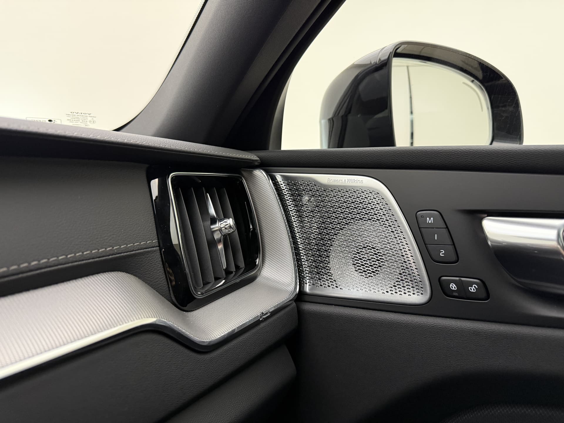 Volvo XC60 T8 455pk AWD HEICO - Ultra Black Edition / HEICO Sportuitlaatsysteem / HEICO Selected Level / 22'' HEICO Velgen / HEICO Remsysteem / Heico Intercooler / HEICO Sportpedalen / Luchtvering / Bowers en Wilkins audio / thumbnail 50