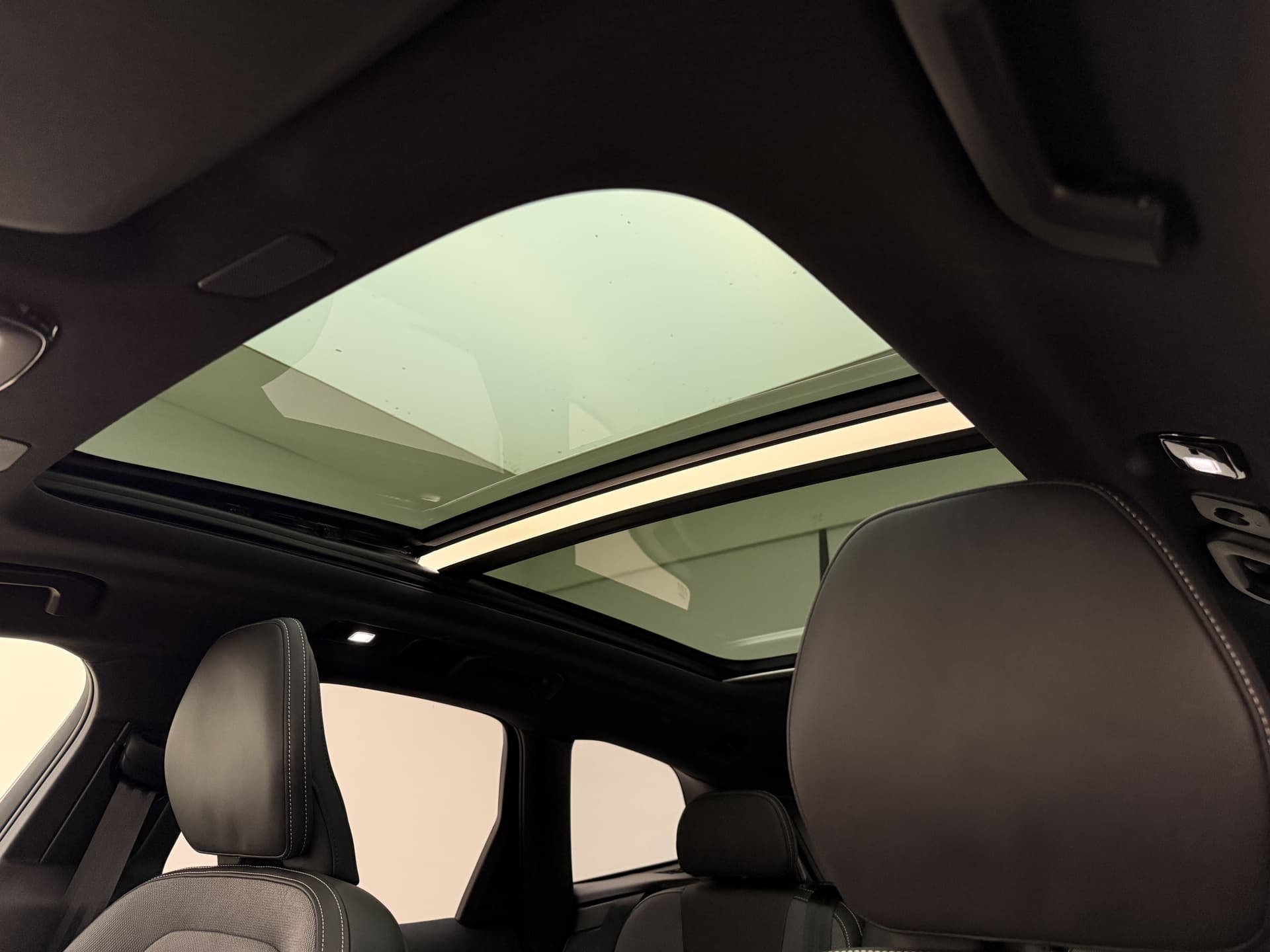 Volvo XC60 T8 455pk AWD HEICO - Ultra Black Edition / HEICO Sportuitlaatsysteem / HEICO Selected Level / 22'' HEICO Velgen / HEICO Remsysteem / Heico Intercooler / HEICO Sportpedalen / Luchtvering / Bowers en Wilkins audio / thumbnail 53