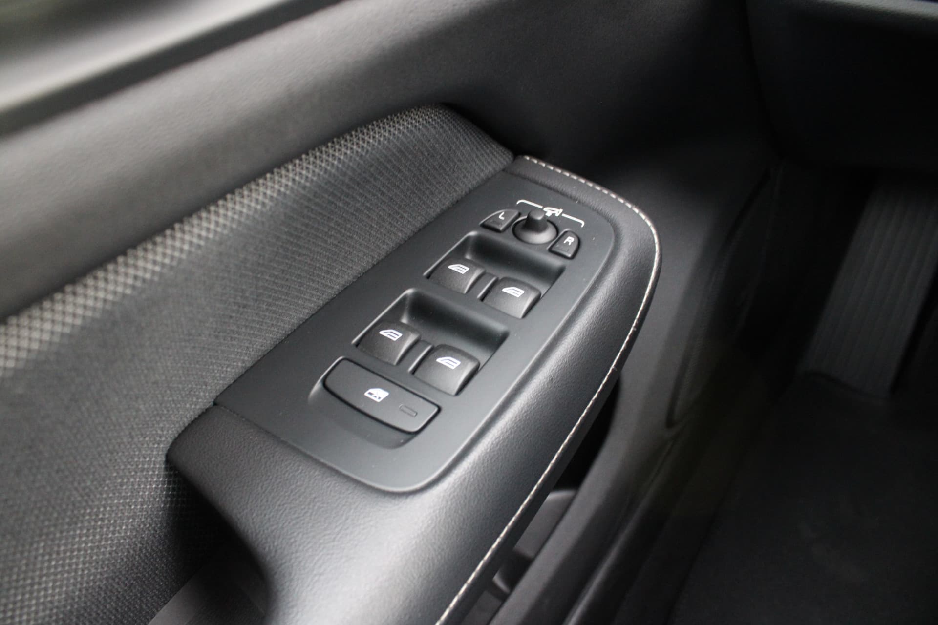 Volvo S60 B4 Automaat R-Design thumbnail 19