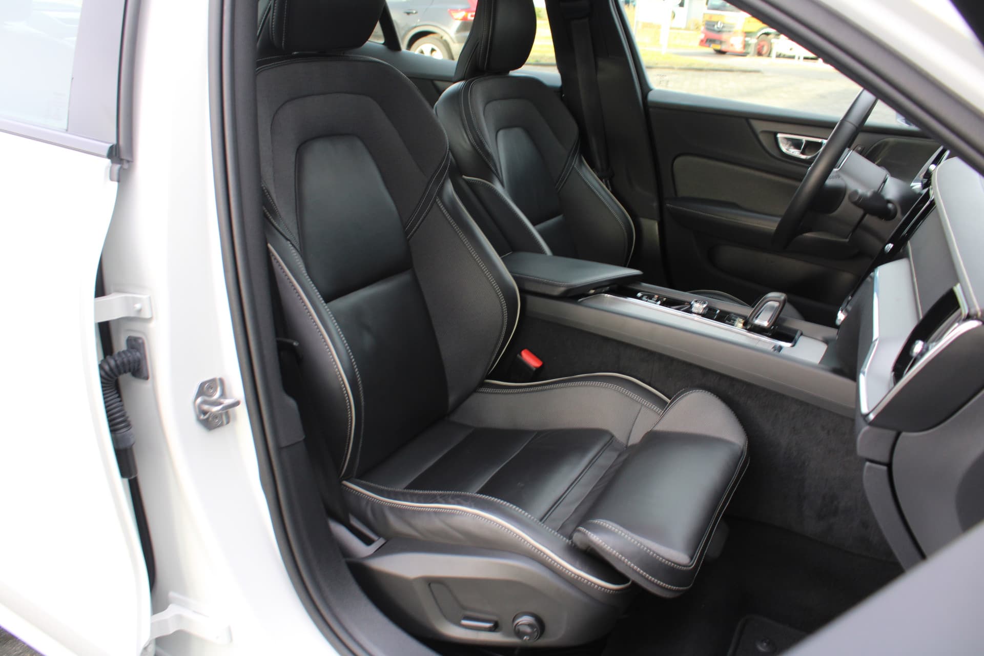 Volvo S60 B4 Automaat R-Design thumbnail 56