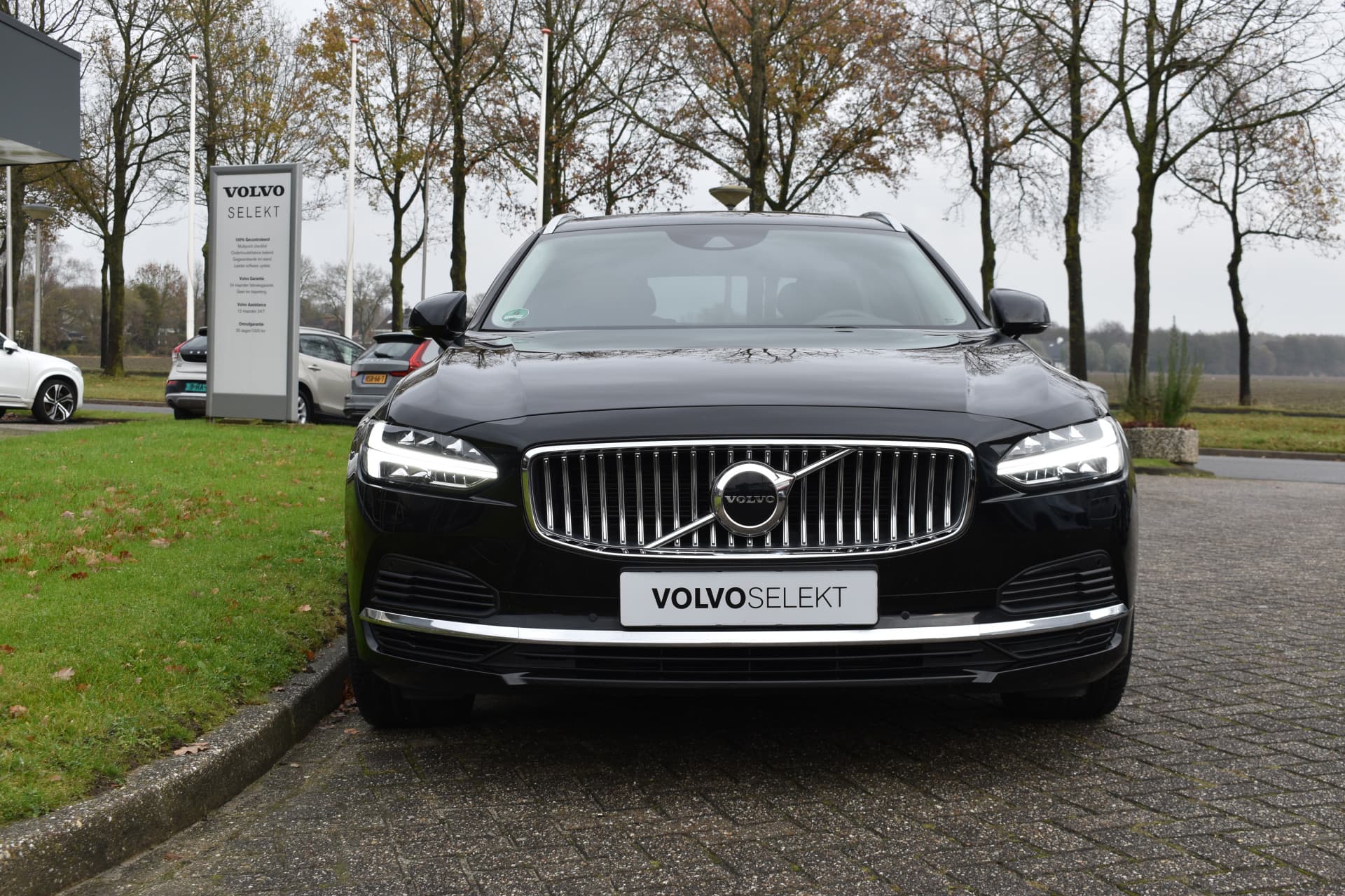 Volvo V90 T8 AWD 390PK Plug-in Hybrid Inscription thumbnail 3
