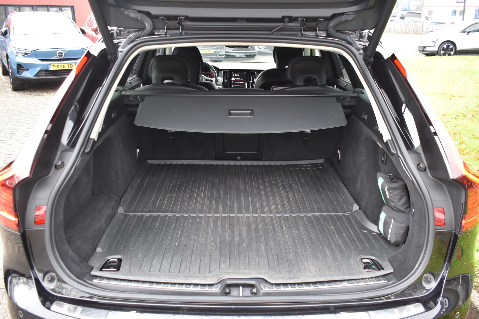 Volvo V90 T8 AWD 390PK Plug-in Hybrid Inscription thumbnail 17