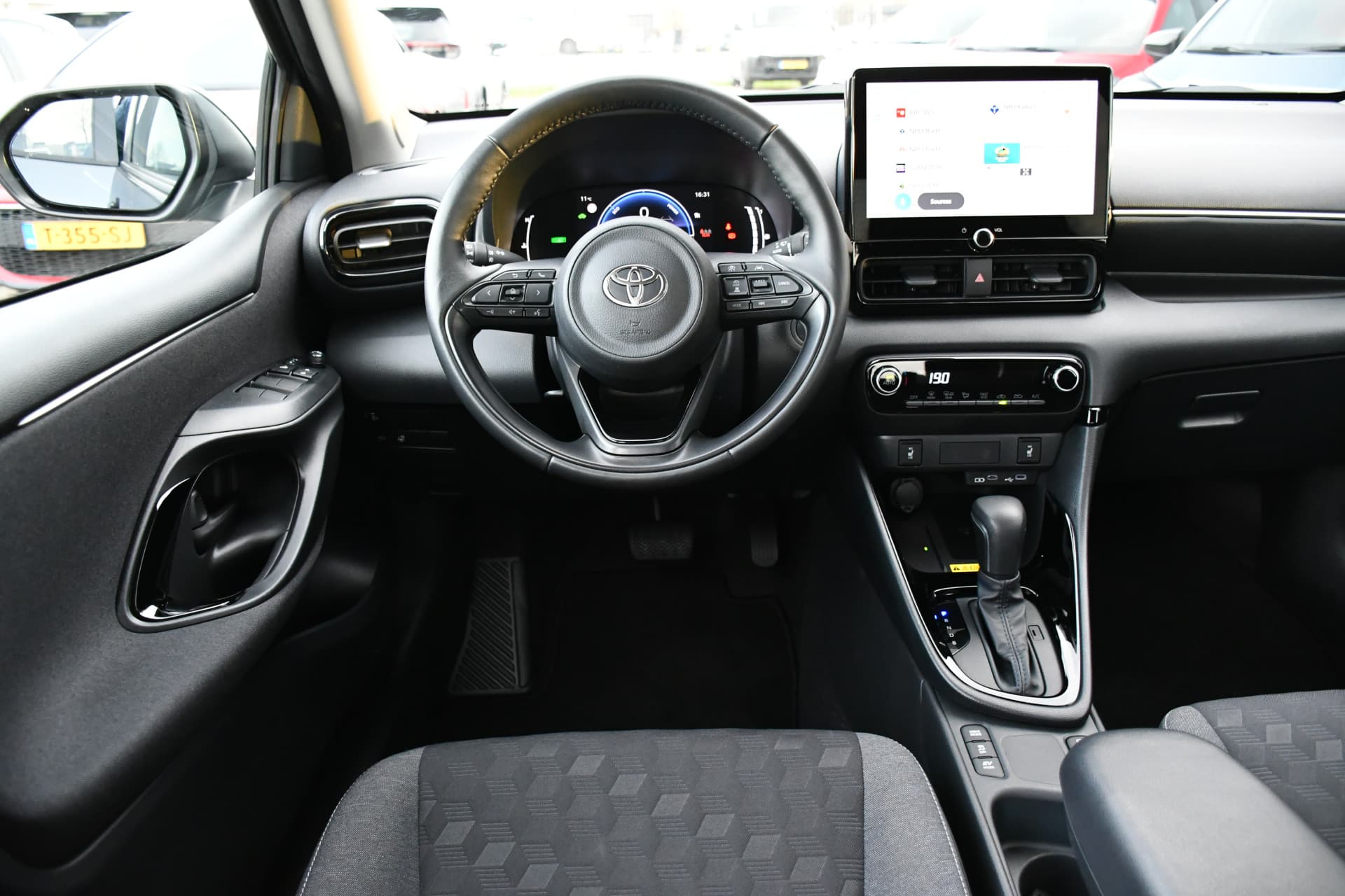 Toyota Yaris 1.5 Hybrid 115 Dynamic Automaat 116pk thumbnail 2