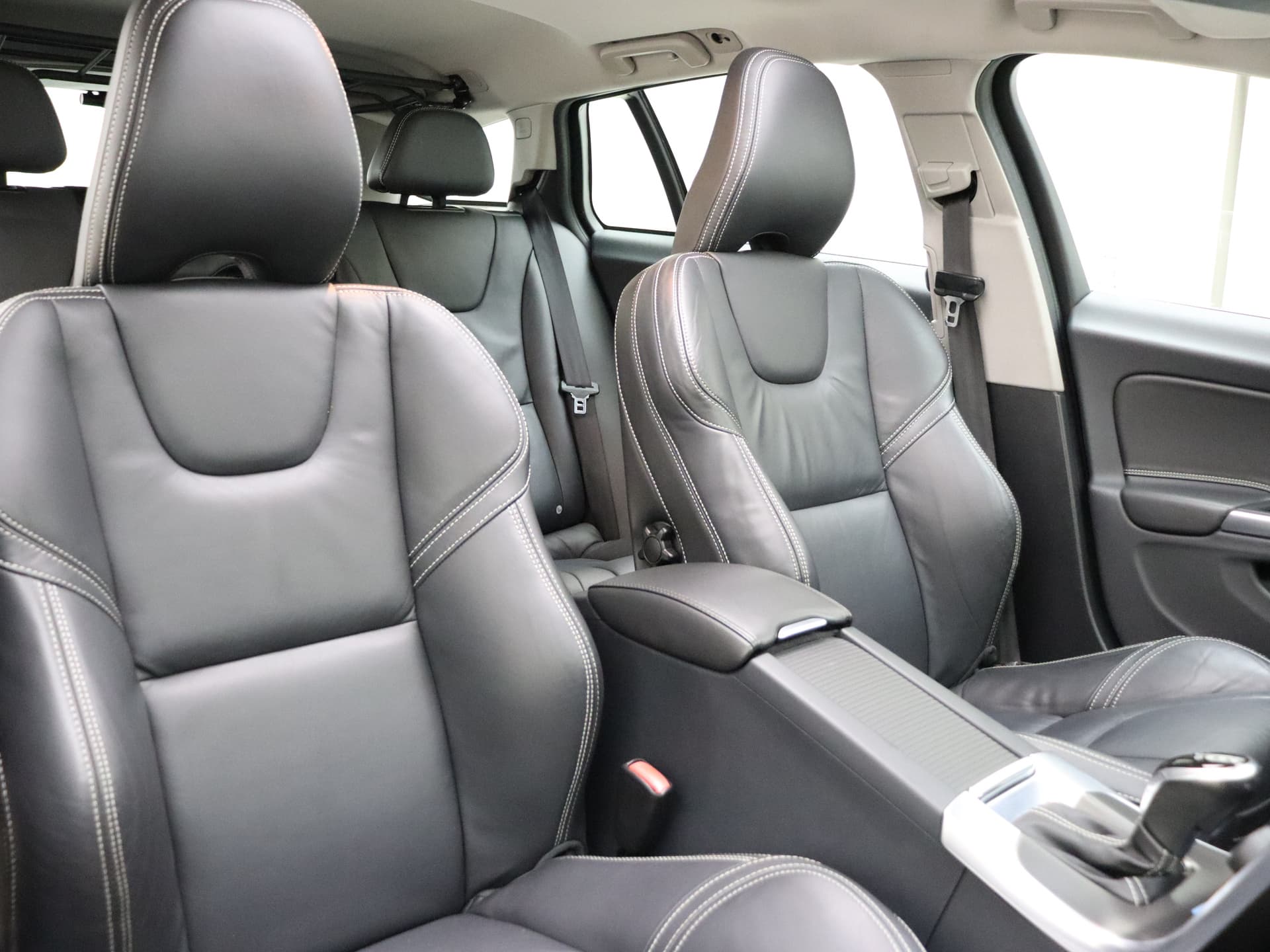 Volvo V60 2.4 D6 AWD Plug-In Hybrid Summum / Schuif-/kanteldak / Keyless / Adapt. Cruise / BLIS / On Call / Elektr. Sportstoelen / Premium Sound / Act. Grootlicht / Trekhaak / Xenon / thumbnail 4