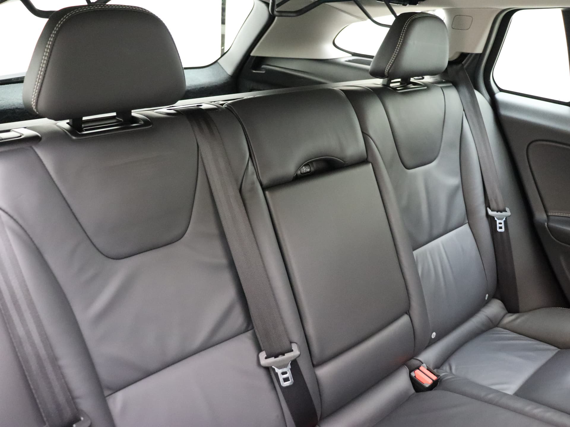 Volvo V60 2.4 D6 AWD Plug-In Hybrid Summum / Schuif-/kanteldak / Keyless / Adapt. Cruise / BLIS / On Call / Elektr. Sportstoelen / Premium Sound / Act. Grootlicht / Trekhaak / Xenon / thumbnail 6