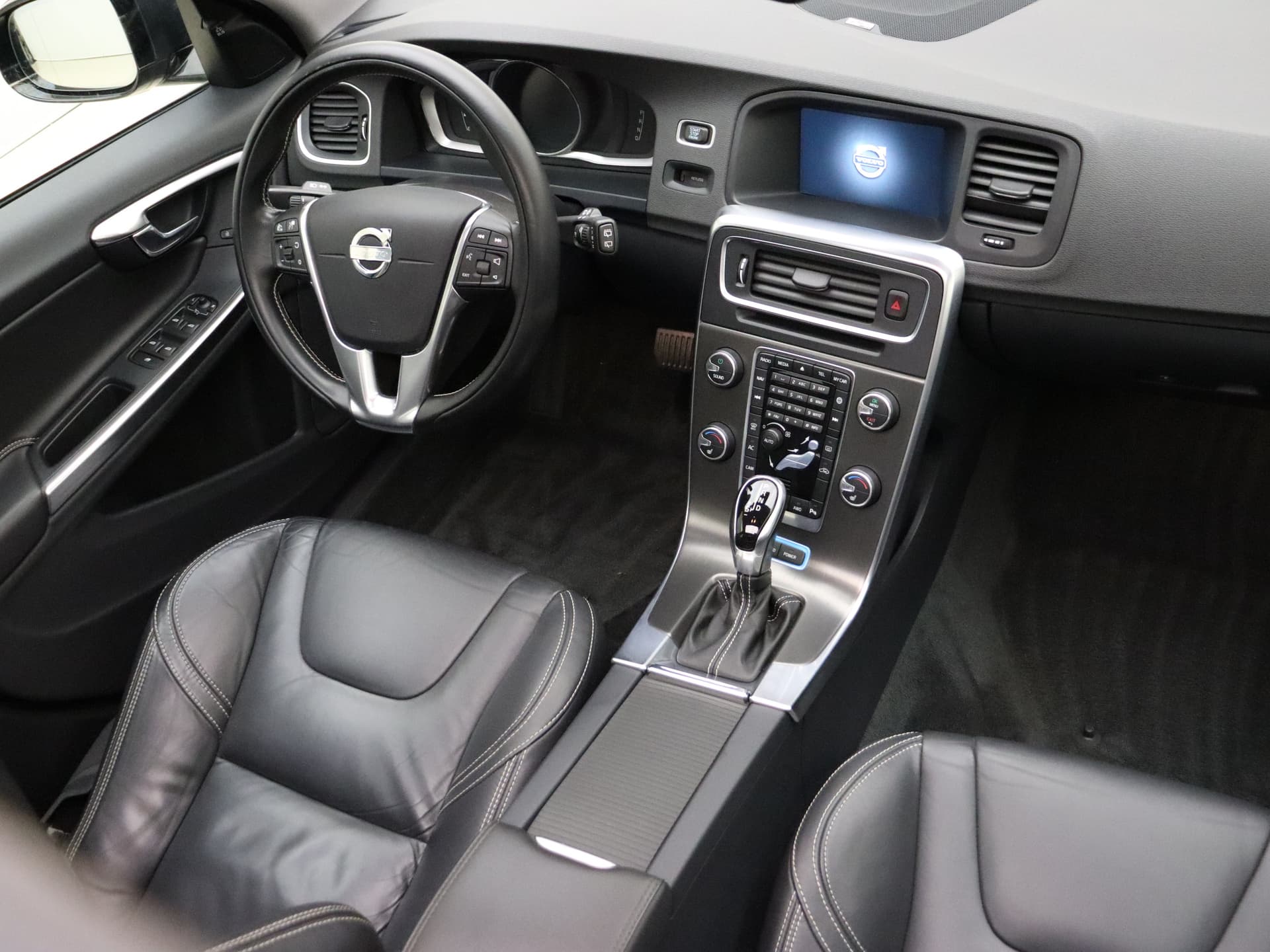 Volvo V60 2.4 D6 AWD Plug-In Hybrid Summum / Schuif-/kanteldak / Keyless / Adapt. Cruise / BLIS / On Call / Elektr. Sportstoelen / Premium Sound / Act. Grootlicht / Trekhaak / Xenon / thumbnail 9