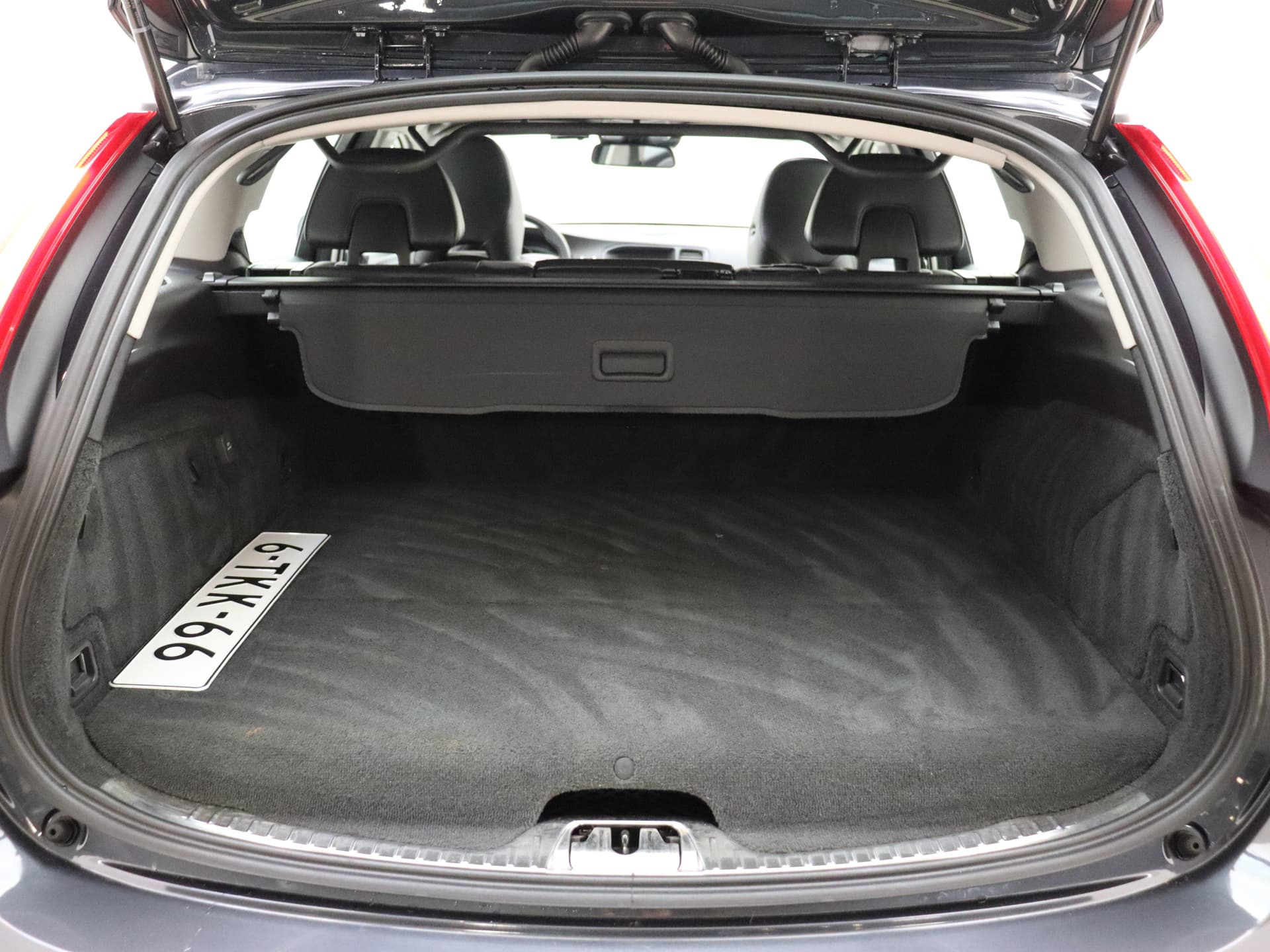 Volvo V60 2.4 D6 AWD Plug-In Hybrid Summum / Schuif-/kanteldak / Keyless / Adapt. Cruise / BLIS / On Call / Elektr. Sportstoelen / Premium Sound / Act. Grootlicht / Trekhaak / Xenon / thumbnail 11