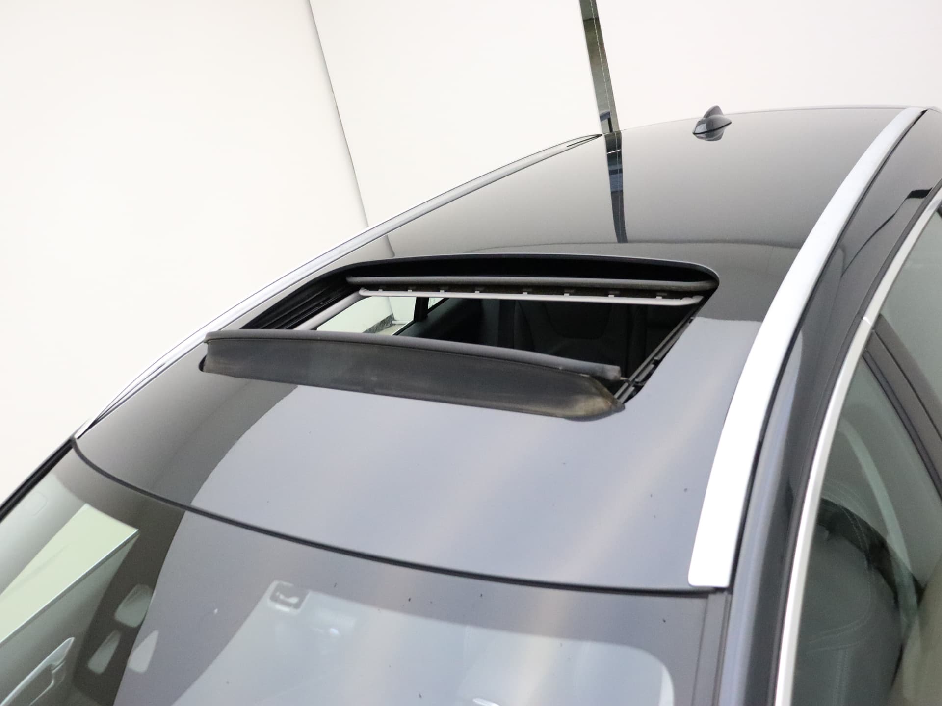 Volvo V60 2.4 D6 AWD Plug-In Hybrid Summum / Schuif-/kanteldak / Keyless / Adapt. Cruise / BLIS / On Call / Elektr. Sportstoelen / Premium Sound / Act. Grootlicht / Trekhaak / Xenon / thumbnail 20