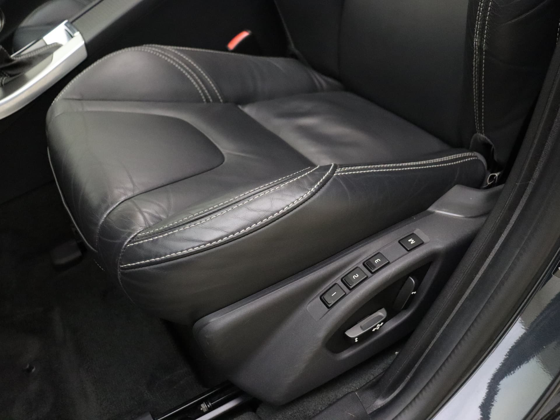 Volvo V60 2.4 D6 AWD Plug-In Hybrid Summum / Schuif-/kanteldak / Keyless / Adapt. Cruise / BLIS / On Call / Elektr. Sportstoelen / Premium Sound / Act. Grootlicht / Trekhaak / Xenon / thumbnail 22