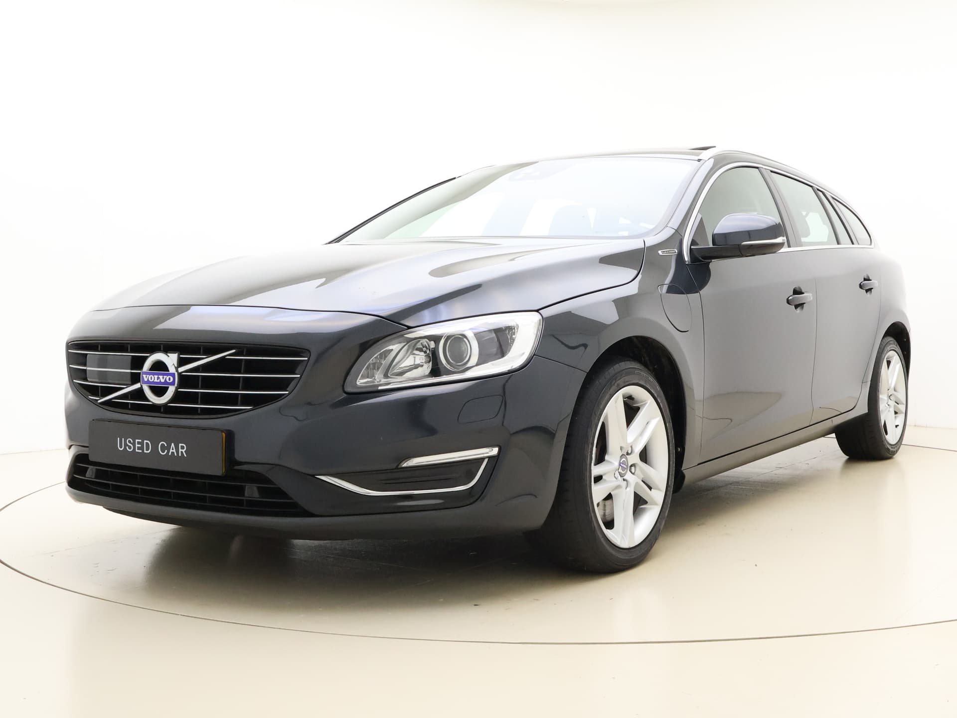 Volvo V60 2.4 D6 AWD Plug-In Hybrid Summum / Schuif-/kanteldak / Keyless / Adapt. Cruise / BLIS / On Call / Elektr. Sportstoelen / Premium Sound / Act. Grootlicht / Trekhaak / Xenon / thumbnail 24