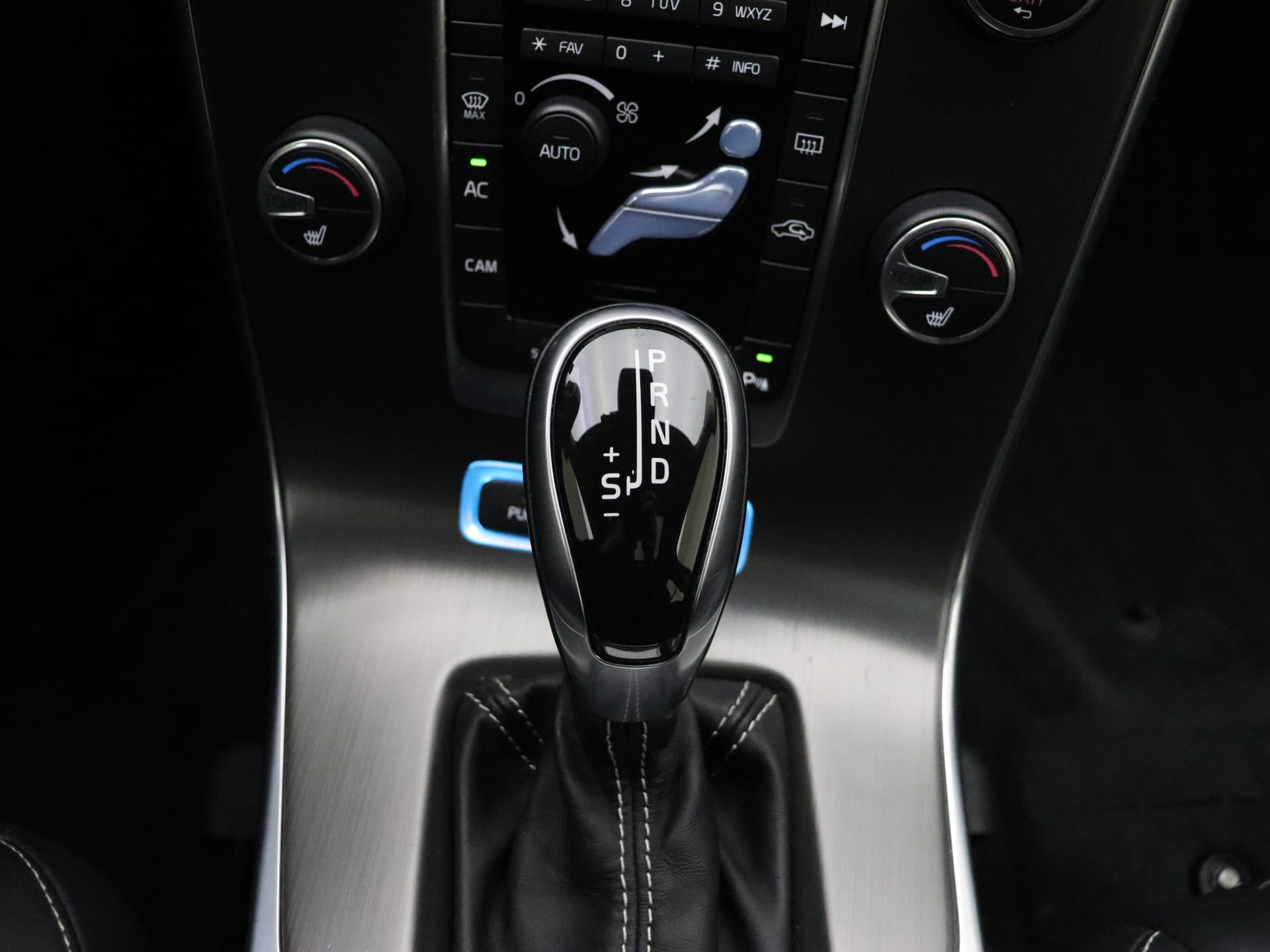 Volvo V60 2.4 D6 AWD Plug-In Hybrid Summum / Schuif-/kanteldak / Keyless / Adapt. Cruise / BLIS / On Call / Elektr. Sportstoelen / Premium Sound / Act. Grootlicht / Trekhaak / Xenon / thumbnail 25