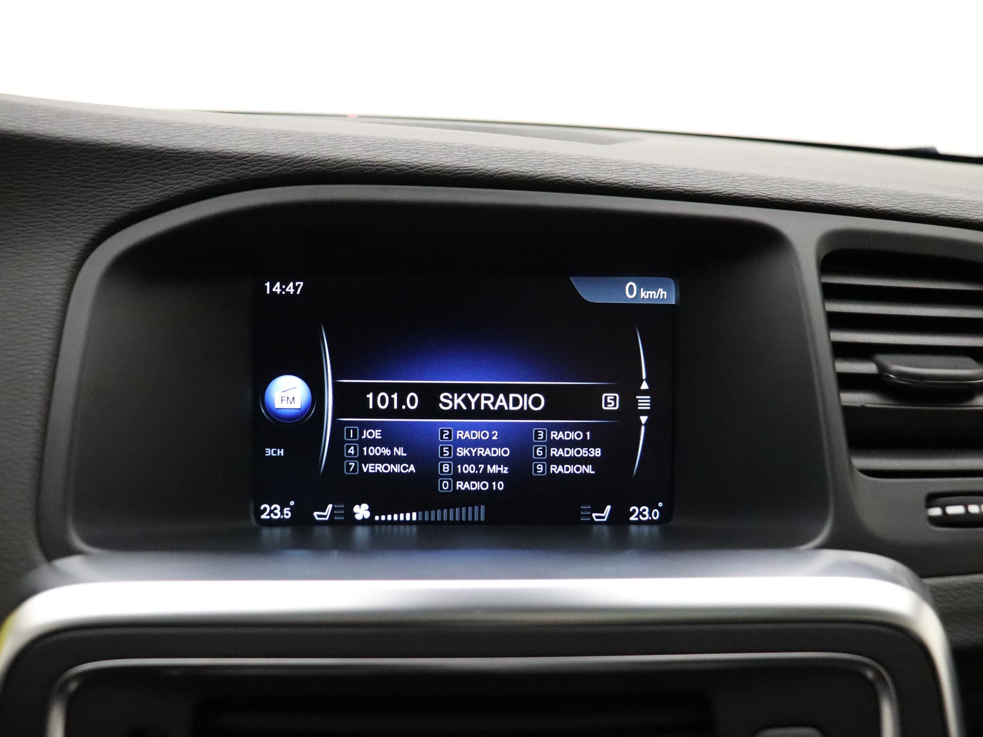 Volvo V60 2.4 D6 AWD Plug-In Hybrid Summum / Schuif-/kanteldak / Keyless / Adapt. Cruise / BLIS / On Call / Elektr. Sportstoelen / Premium Sound / Act. Grootlicht / Trekhaak / Xenon / thumbnail 28