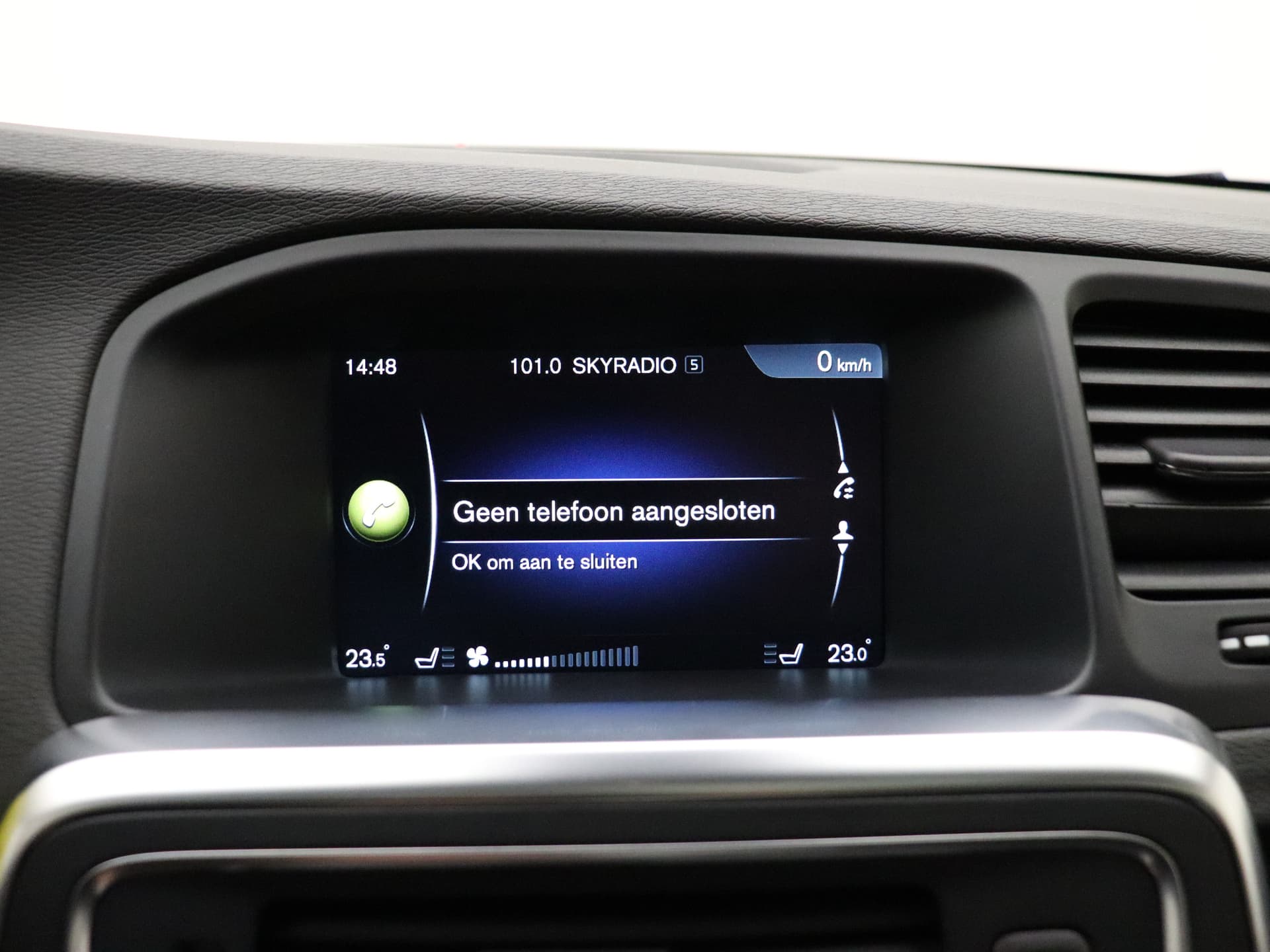 Volvo V60 2.4 D6 AWD Plug-In Hybrid Summum / Schuif-/kanteldak / Keyless / Adapt. Cruise / BLIS / On Call / Elektr. Sportstoelen / Premium Sound / Act. Grootlicht / Trekhaak / Xenon / thumbnail 29