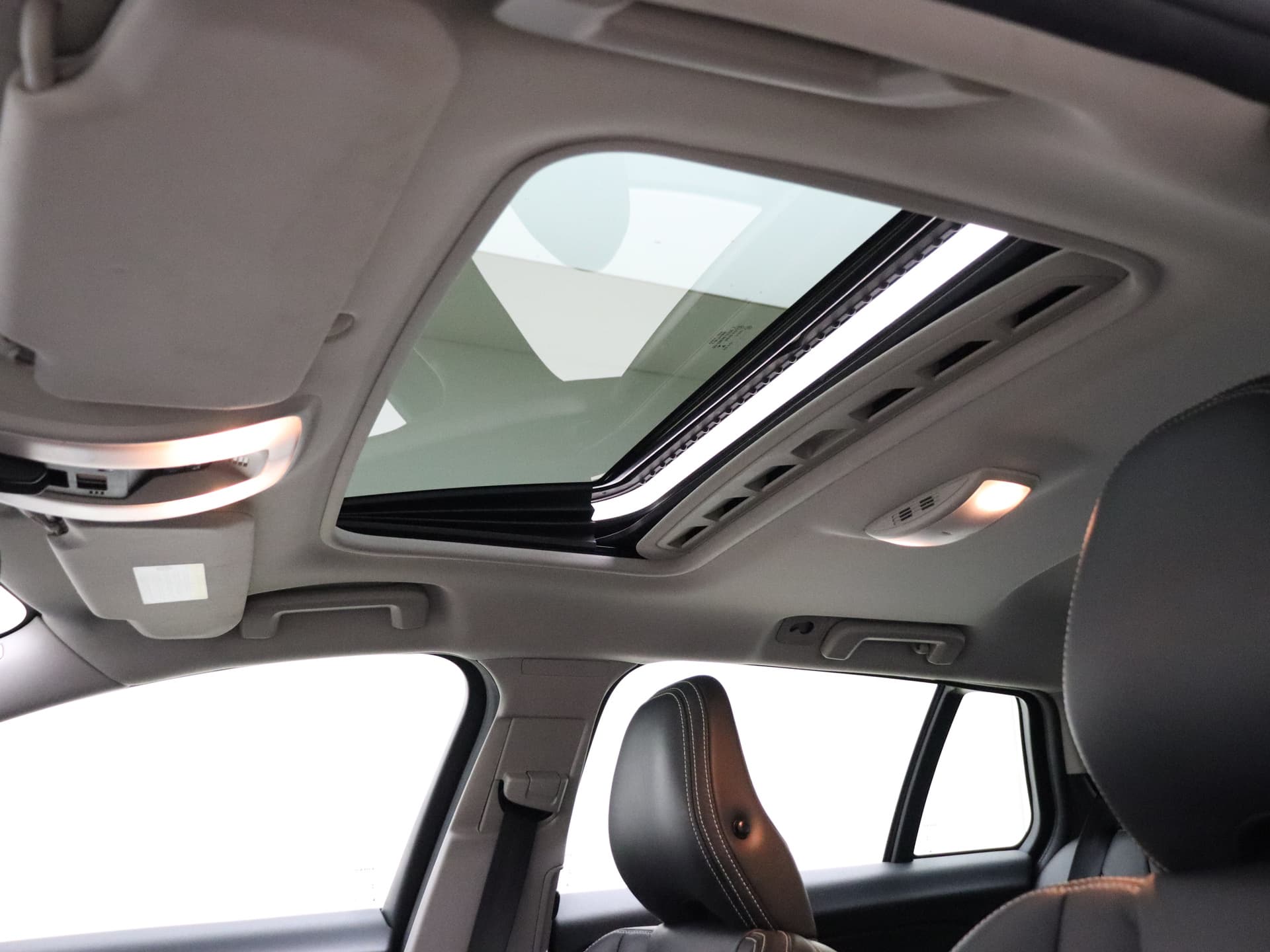 Volvo V60 2.4 D6 AWD Plug-In Hybrid Summum / Schuif-/kanteldak / Keyless / Adapt. Cruise / BLIS / On Call / Elektr. Sportstoelen / Premium Sound / Act. Grootlicht / Trekhaak / Xenon / thumbnail 32