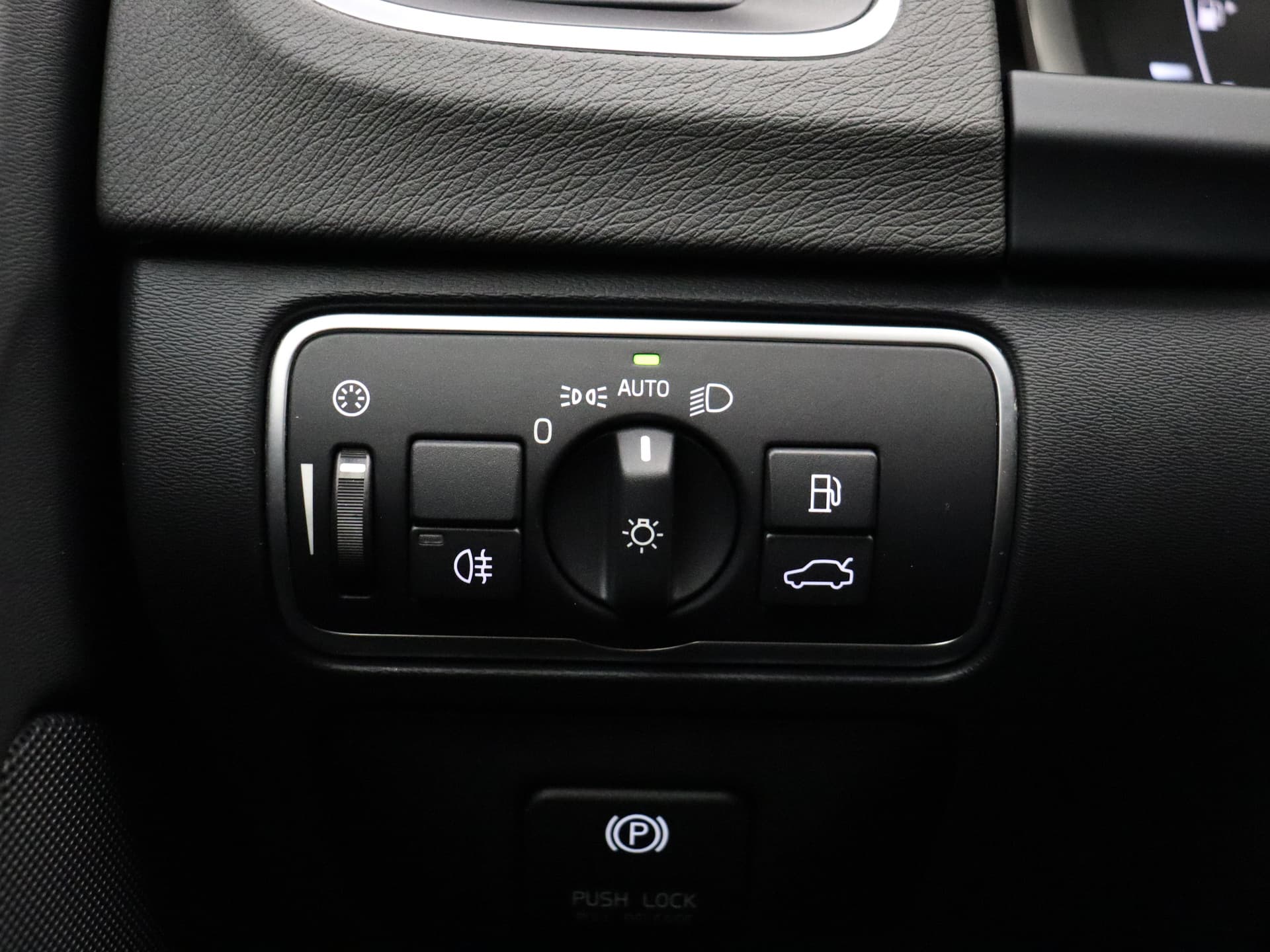 Volvo V60 2.4 D6 AWD Plug-In Hybrid Summum / Schuif-/kanteldak / Keyless / Adapt. Cruise / BLIS / On Call / Elektr. Sportstoelen / Premium Sound / Act. Grootlicht / Trekhaak / Xenon / thumbnail 34