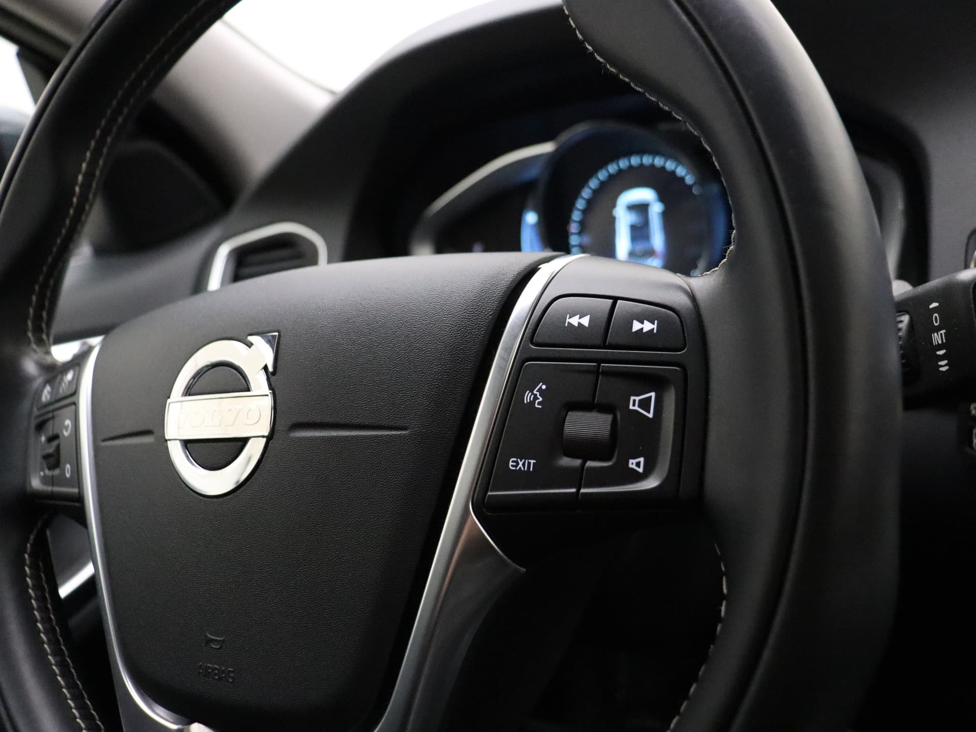 Volvo V60 2.4 D6 AWD Plug-In Hybrid Summum / Schuif-/kanteldak / Keyless / Adapt. Cruise / BLIS / On Call / Elektr. Sportstoelen / Premium Sound / Act. Grootlicht / Trekhaak / Xenon / thumbnail 36