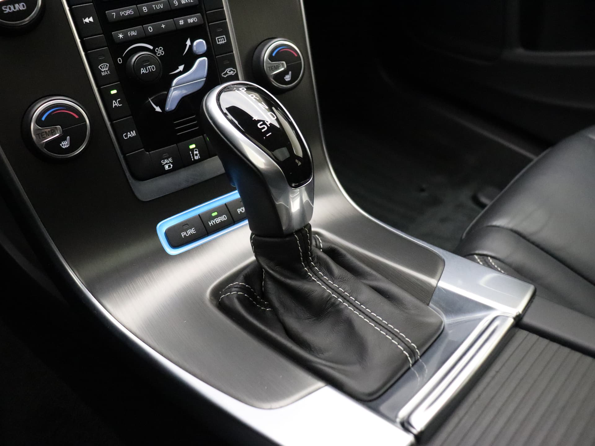 Volvo V60 2.4 D6 AWD Plug-In Hybrid Summum / Schuif-/kanteldak / Keyless / Adapt. Cruise / BLIS / On Call / Elektr. Sportstoelen / Premium Sound / Act. Grootlicht / Trekhaak / Xenon / thumbnail 38