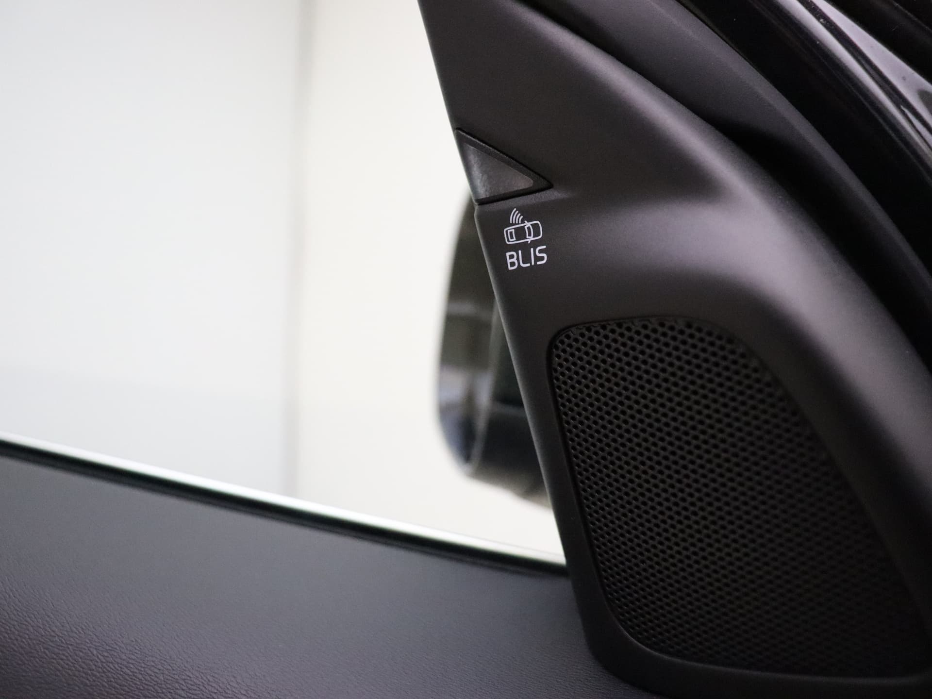 Volvo V60 2.4 D6 AWD Plug-In Hybrid Summum / Schuif-/kanteldak / Keyless / Adapt. Cruise / BLIS / On Call / Elektr. Sportstoelen / Premium Sound / Act. Grootlicht / Trekhaak / Xenon / thumbnail 40