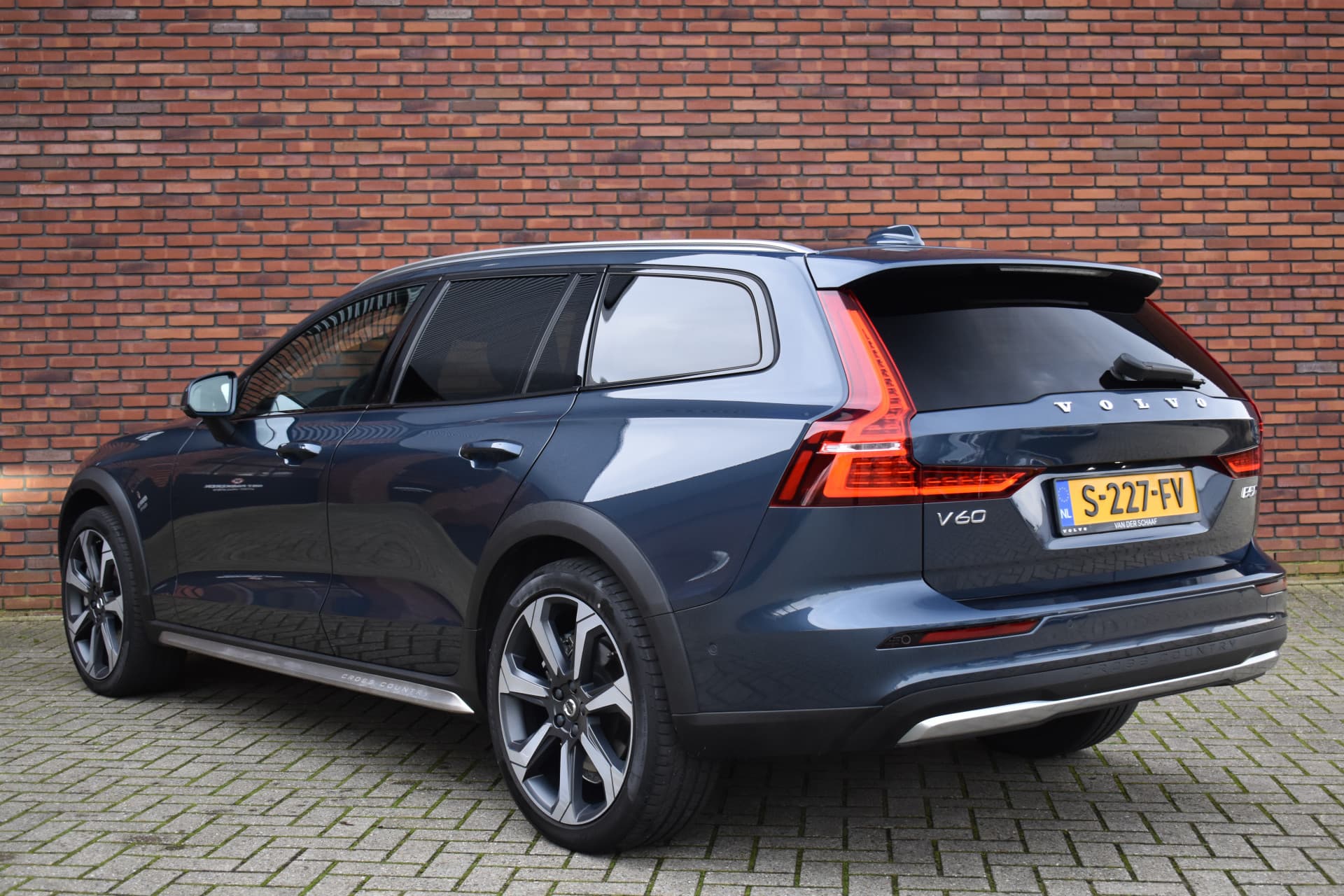 Volvo V60 Cross Country B5 265PK AWD Plus thumbnail 2