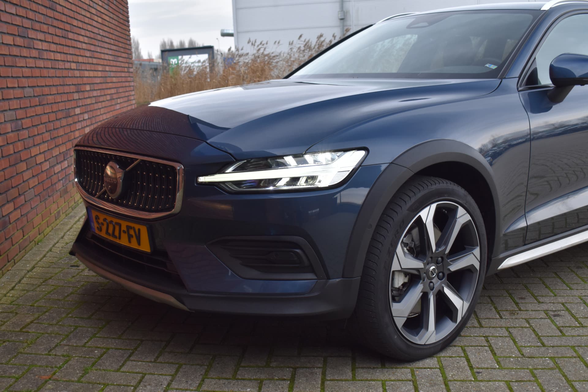 Volvo V60 Cross Country B5 265PK AWD Plus thumbnail 3