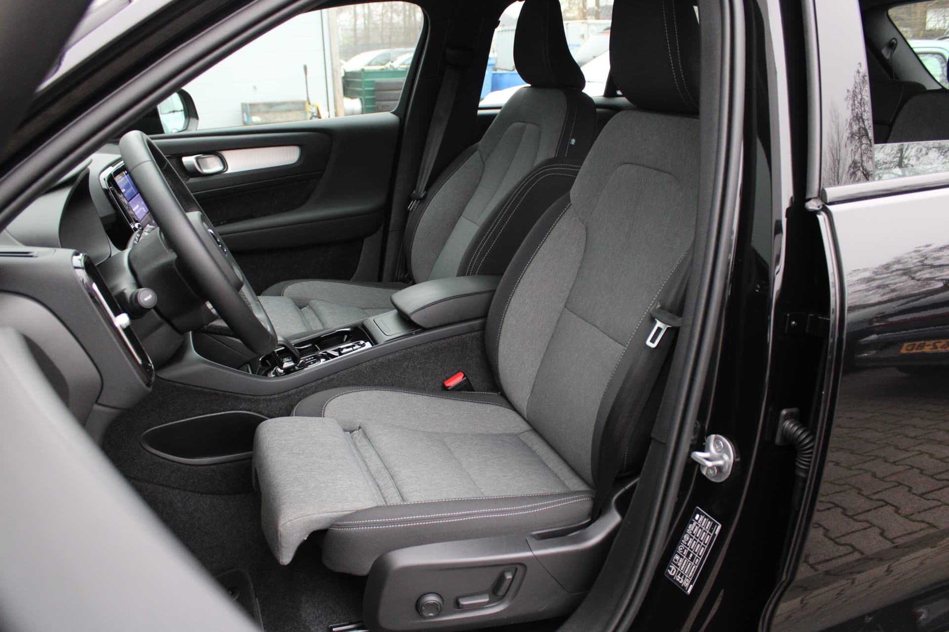 Volvo XC40 B4 Plus Dark thumbnail 4