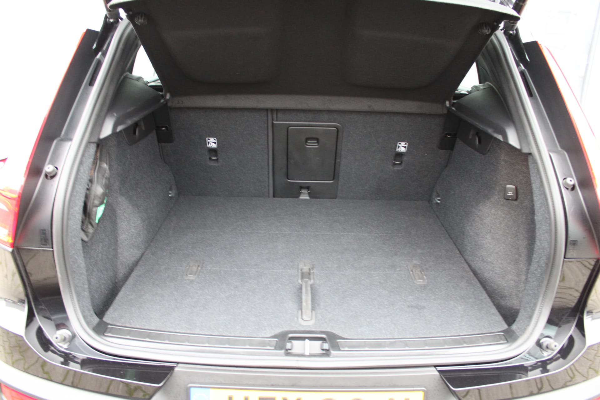 Volvo XC40 B4 Plus Dark thumbnail 9