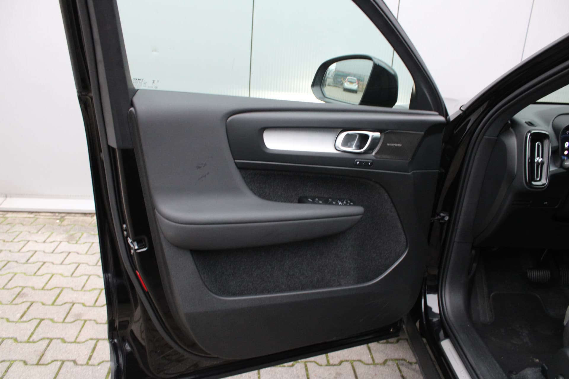 Volvo XC40 B4 Plus Dark thumbnail 17