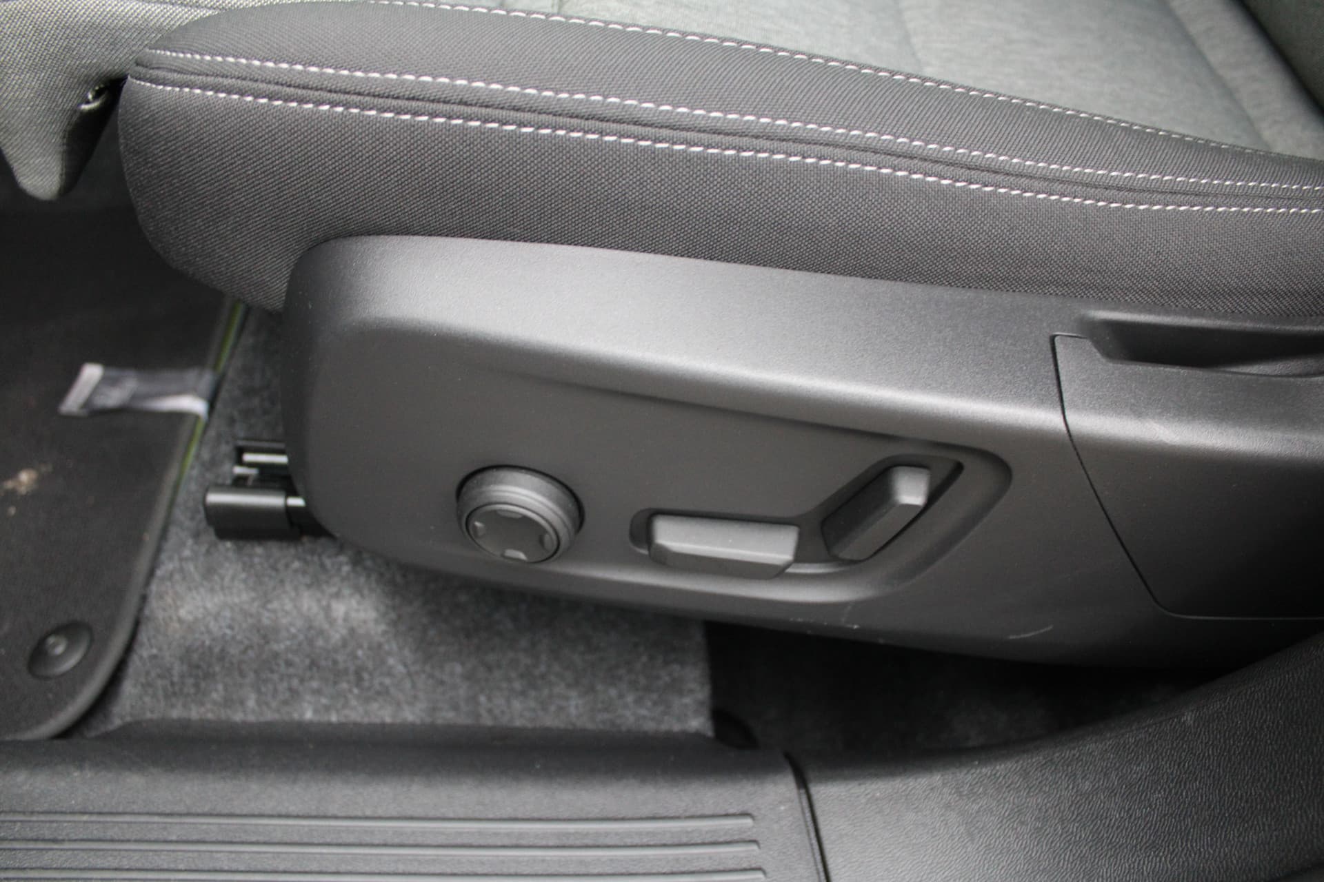 Volvo XC40 B4 Plus Dark thumbnail 20