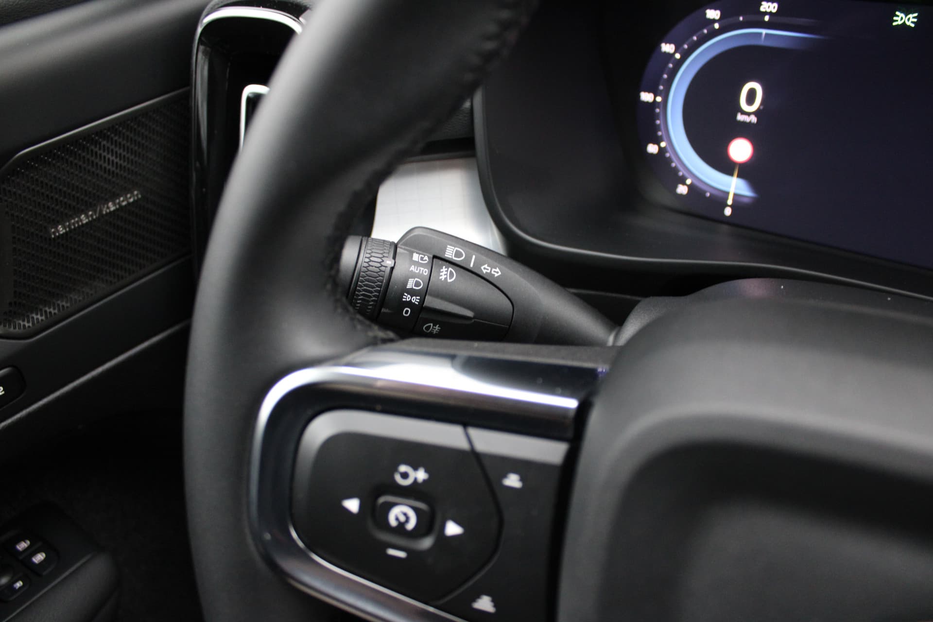 Volvo XC40 B4 Plus Dark thumbnail 22