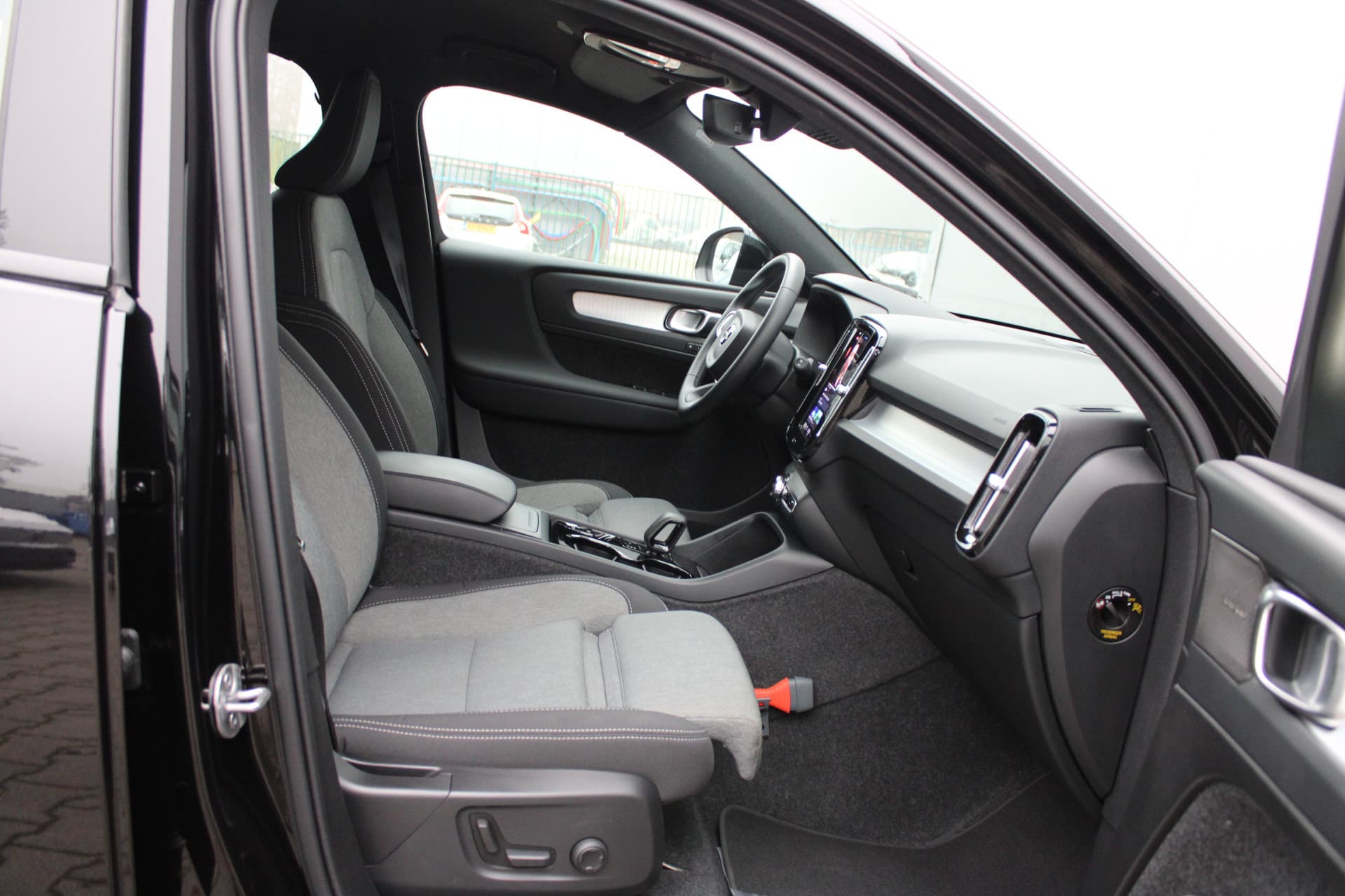 Volvo XC40 B4 Plus Dark thumbnail 32