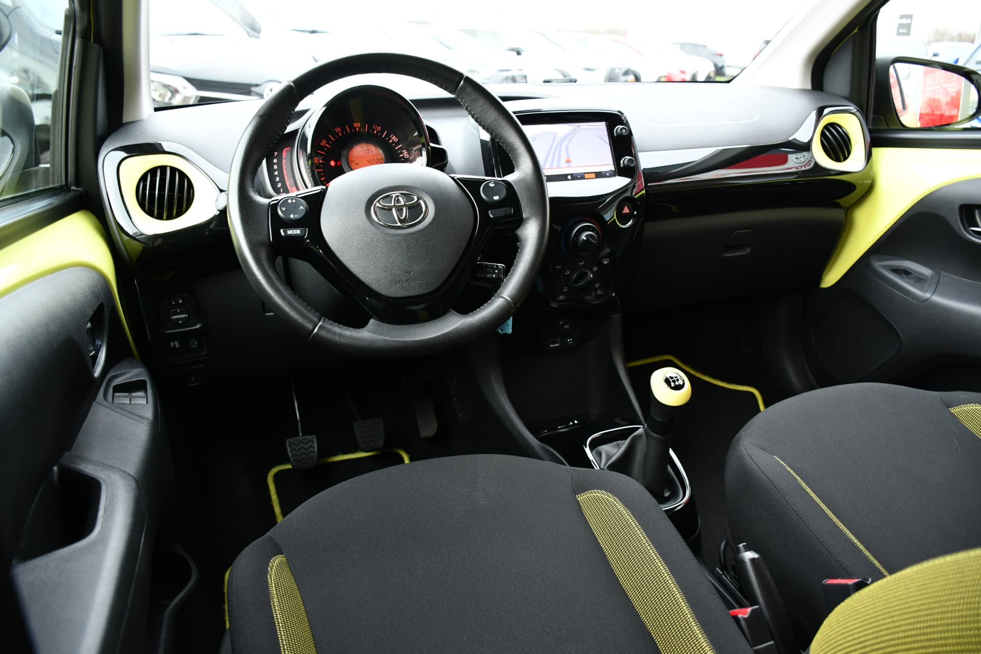 Toyota Aygo 1.0 VVT-i x-cite 5-deurs 69pk thumbnail 2