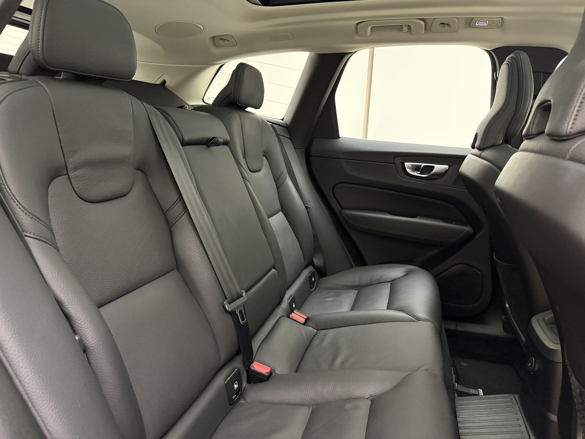 Volvo XC60 T6 Plug-in hybrid AWD Ultimate Dark / 20 '' Velgen / Head-up Display / Blis / Semi elektrisch trekhaak / thumbnail 4