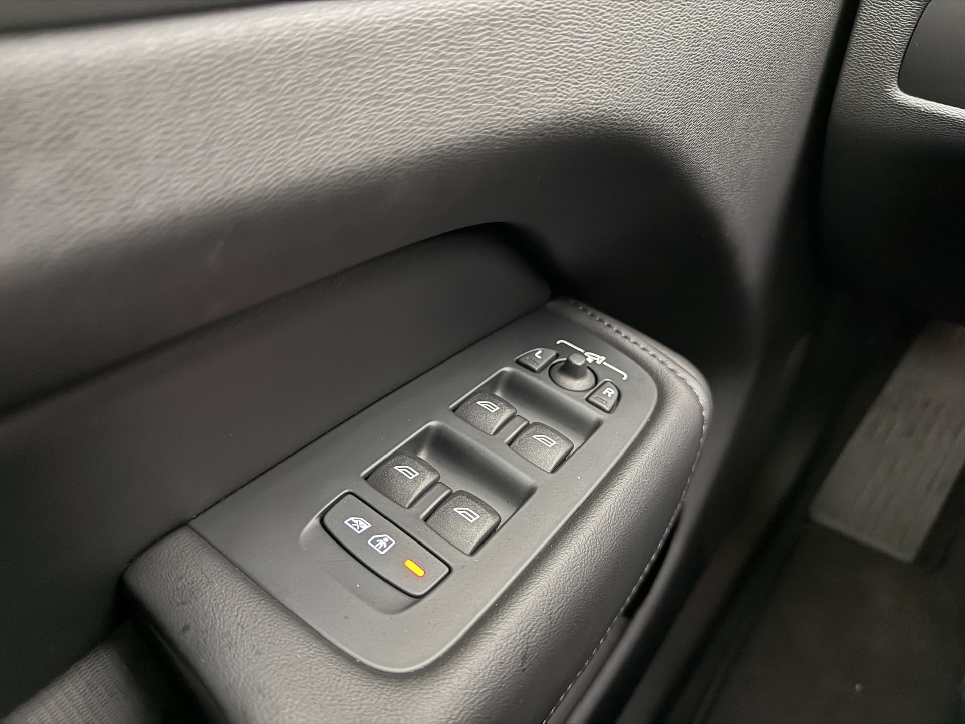 Volvo XC60 T6 Plug-in hybrid AWD Ultimate Dark / 20 '' Velgen / Head-up Display / Blis / Semi elektrisch trekhaak / thumbnail 24