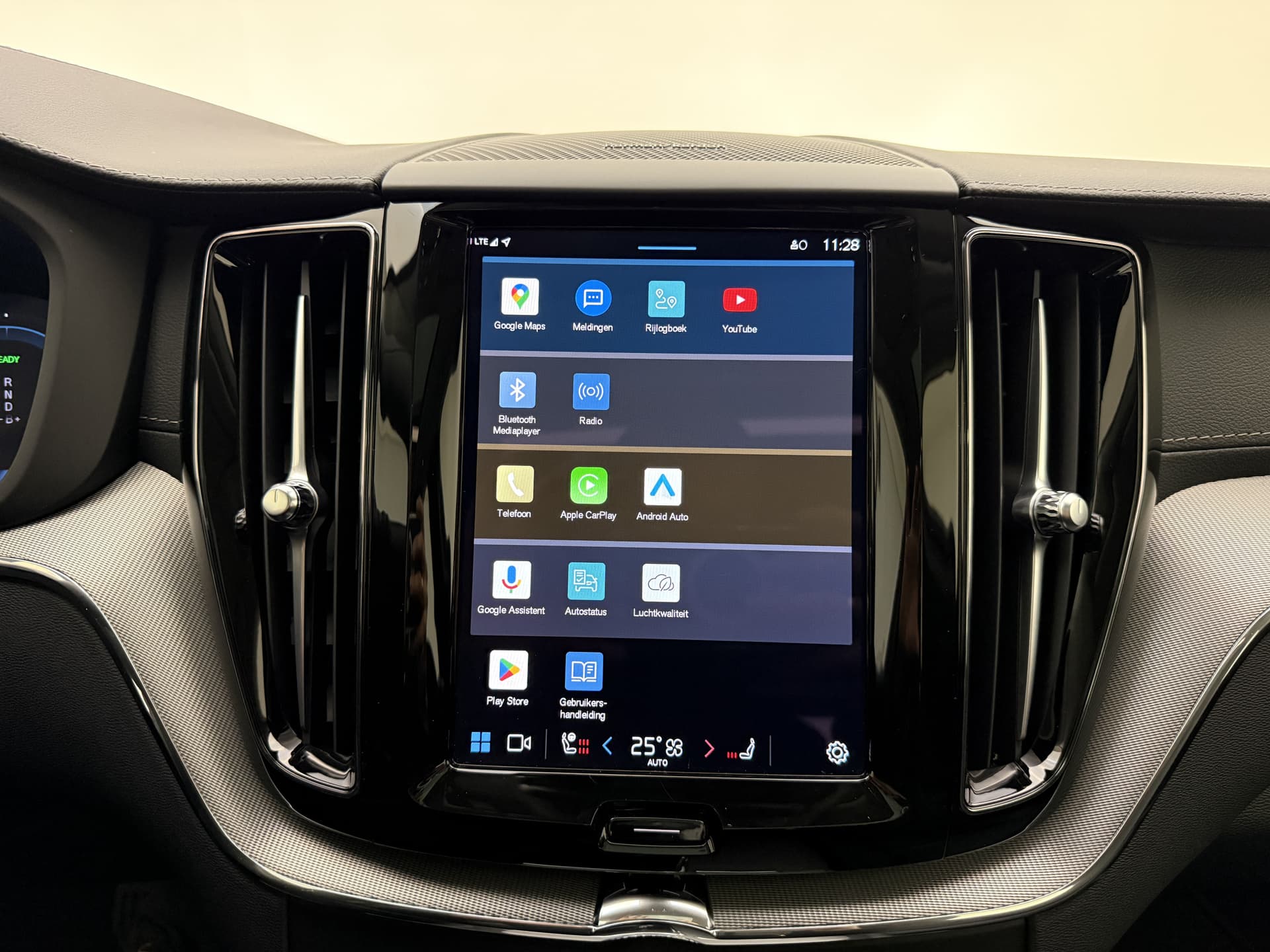 Volvo XC60 T6 Plug-in hybrid AWD Ultimate Dark / 20 '' Velgen / Head-up Display / Blis / Semi elektrisch trekhaak / thumbnail 36