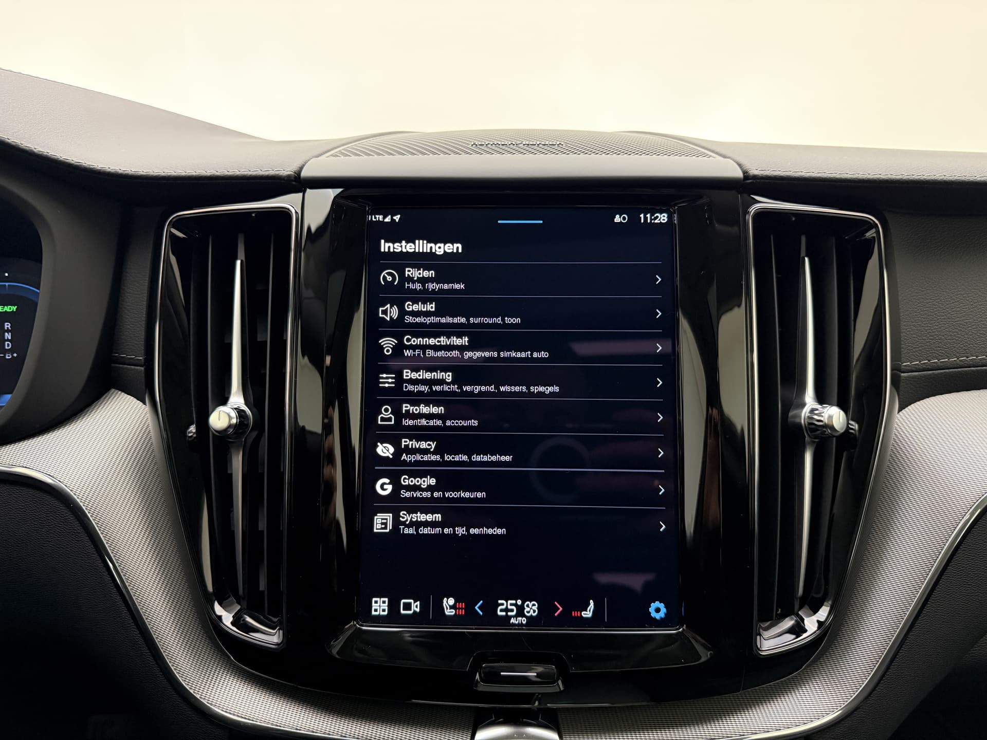 Volvo XC60 T6 Plug-in hybrid AWD Ultimate Dark / 20 '' Velgen / Head-up Display / Blis / Semi elektrisch trekhaak / thumbnail 37