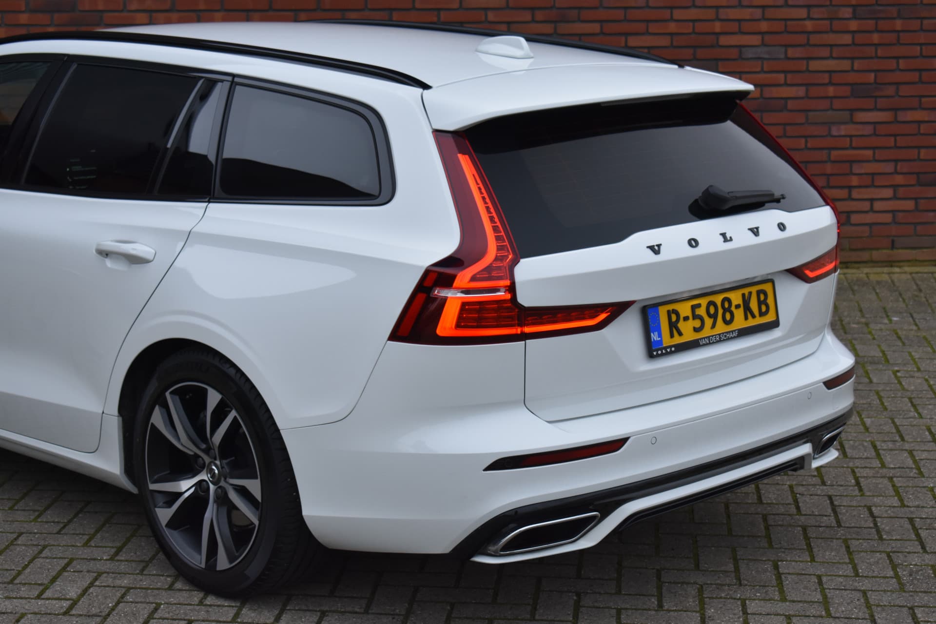 Volvo V60 B4 211PK Plus Dark thumbnail 3