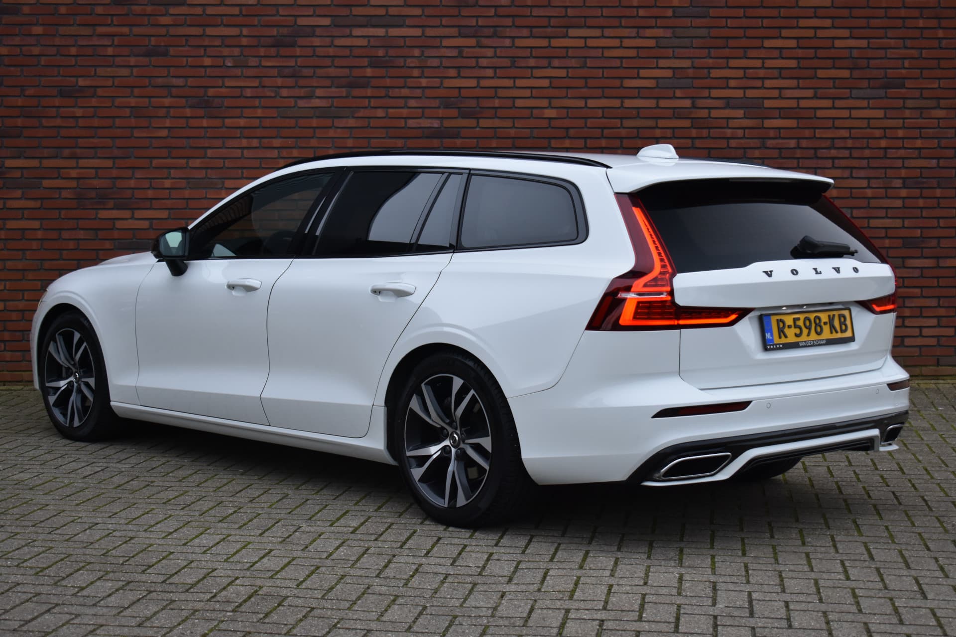 Volvo V60 B4 211PK Plus Dark thumbnail 4