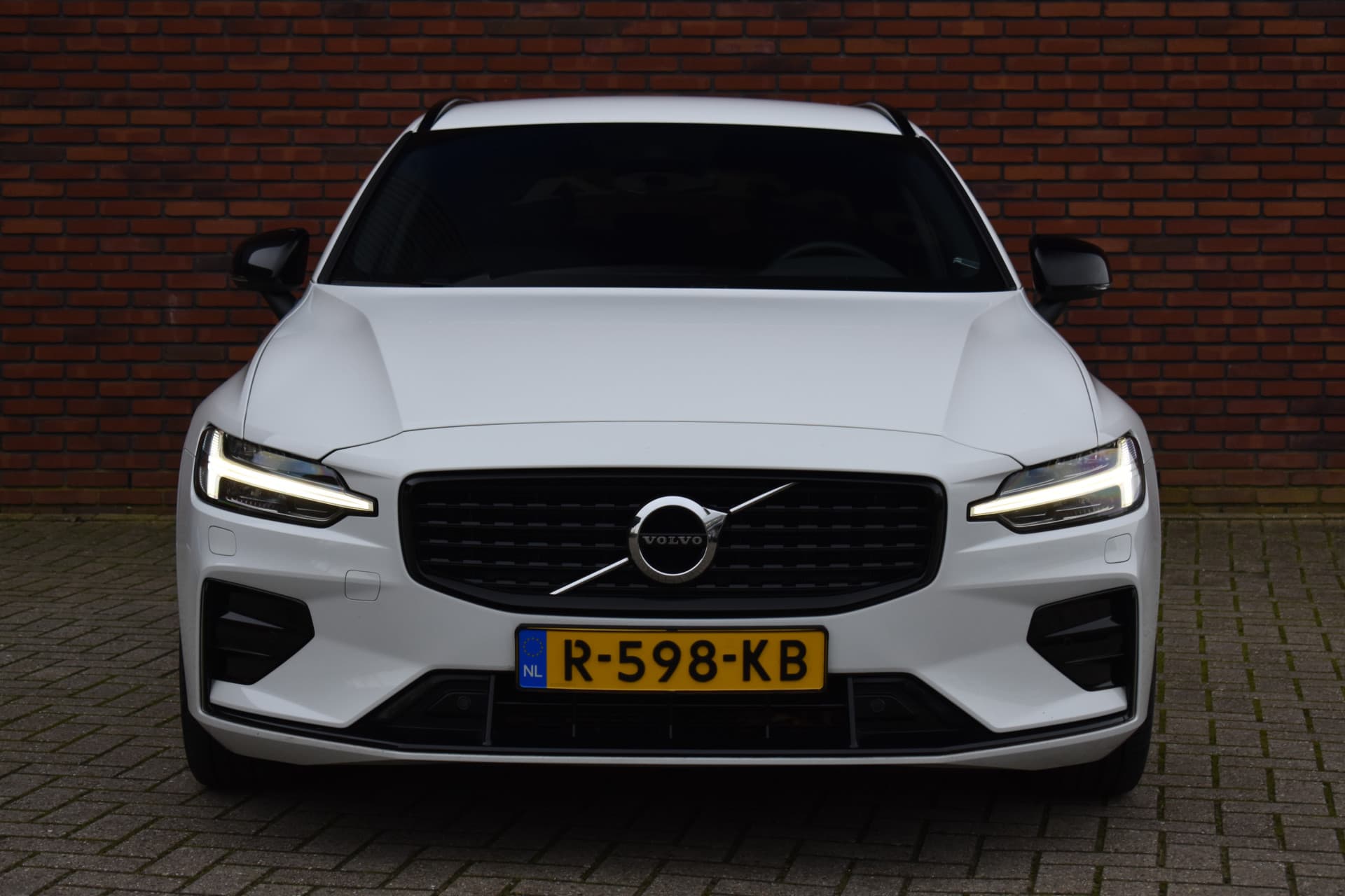 Volvo V60 B4 211PK Plus Dark thumbnail 9