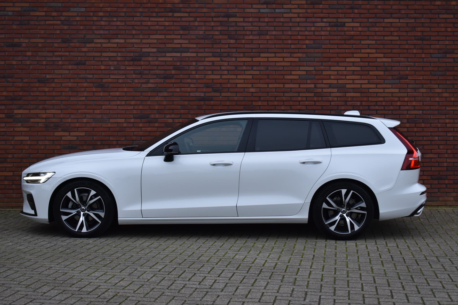 Volvo V60 B4 211PK Plus Dark thumbnail 11