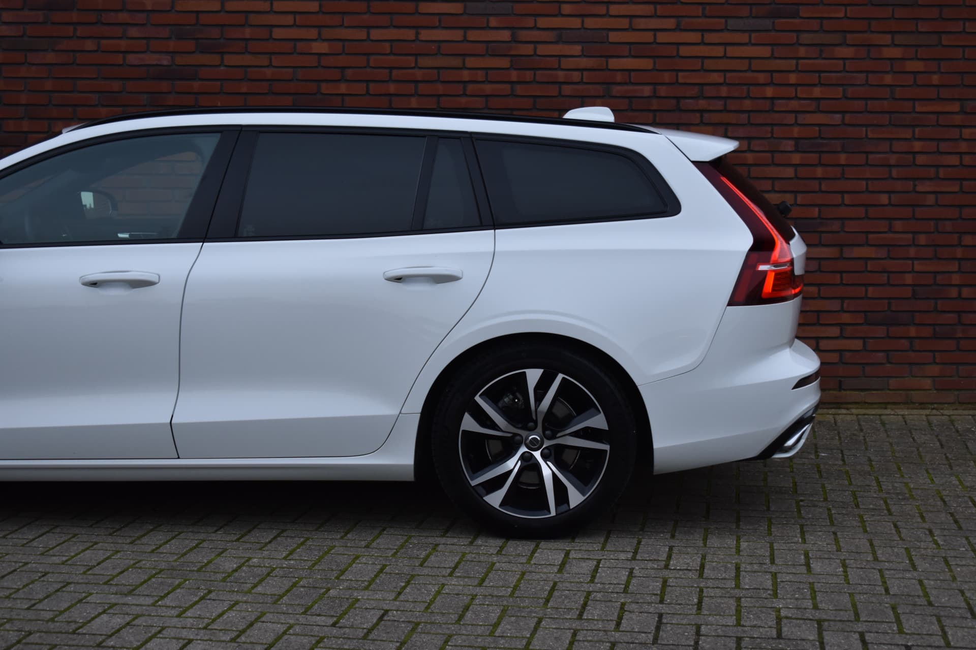Volvo V60 B4 211PK Plus Dark thumbnail 13