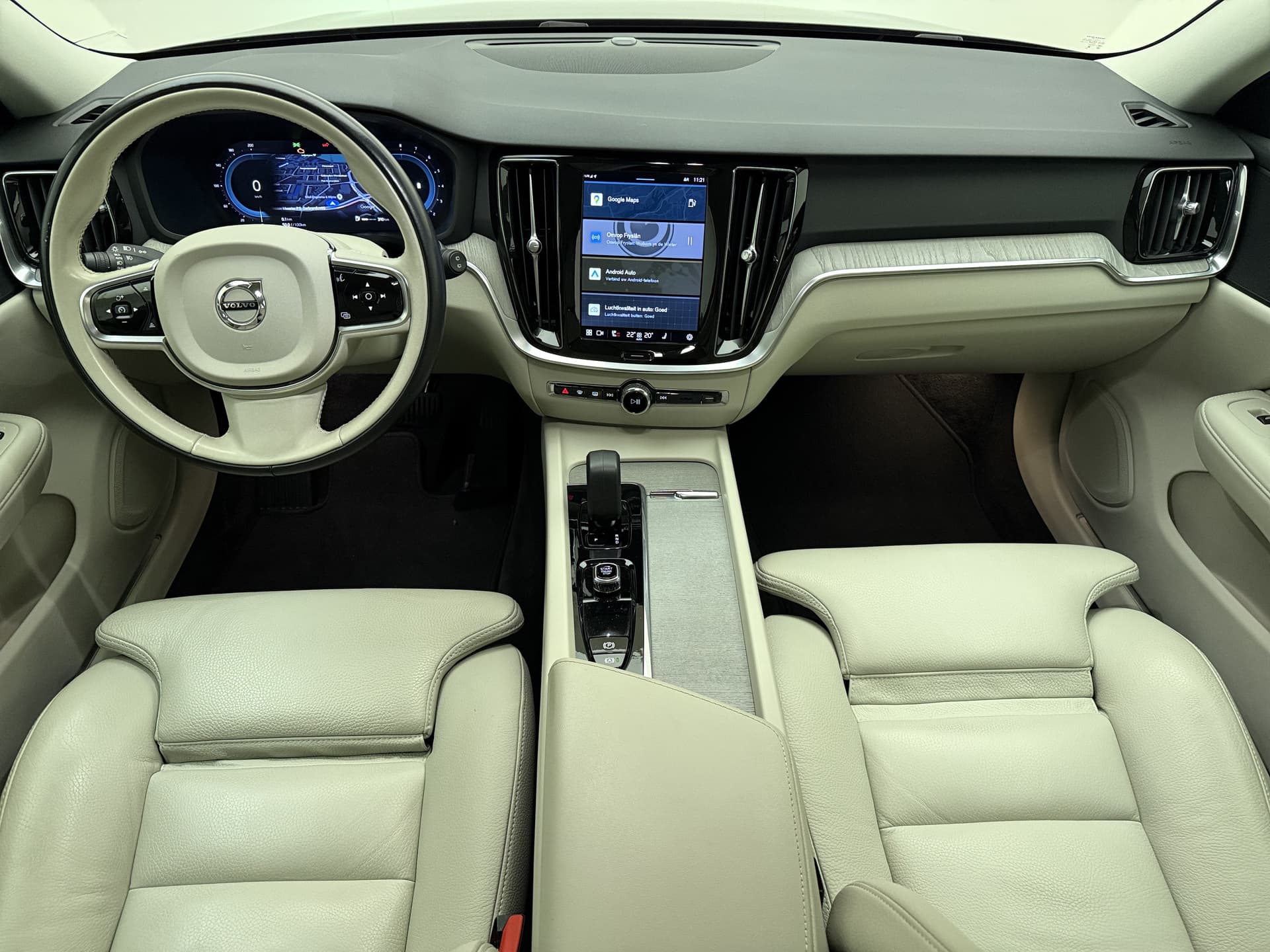 Volvo V60 B4 Automaat Plus Dark / Standkachel / Stoel/- stuurverwarming / Keyles entry / Trekhaak / Camera / thumbnail 2