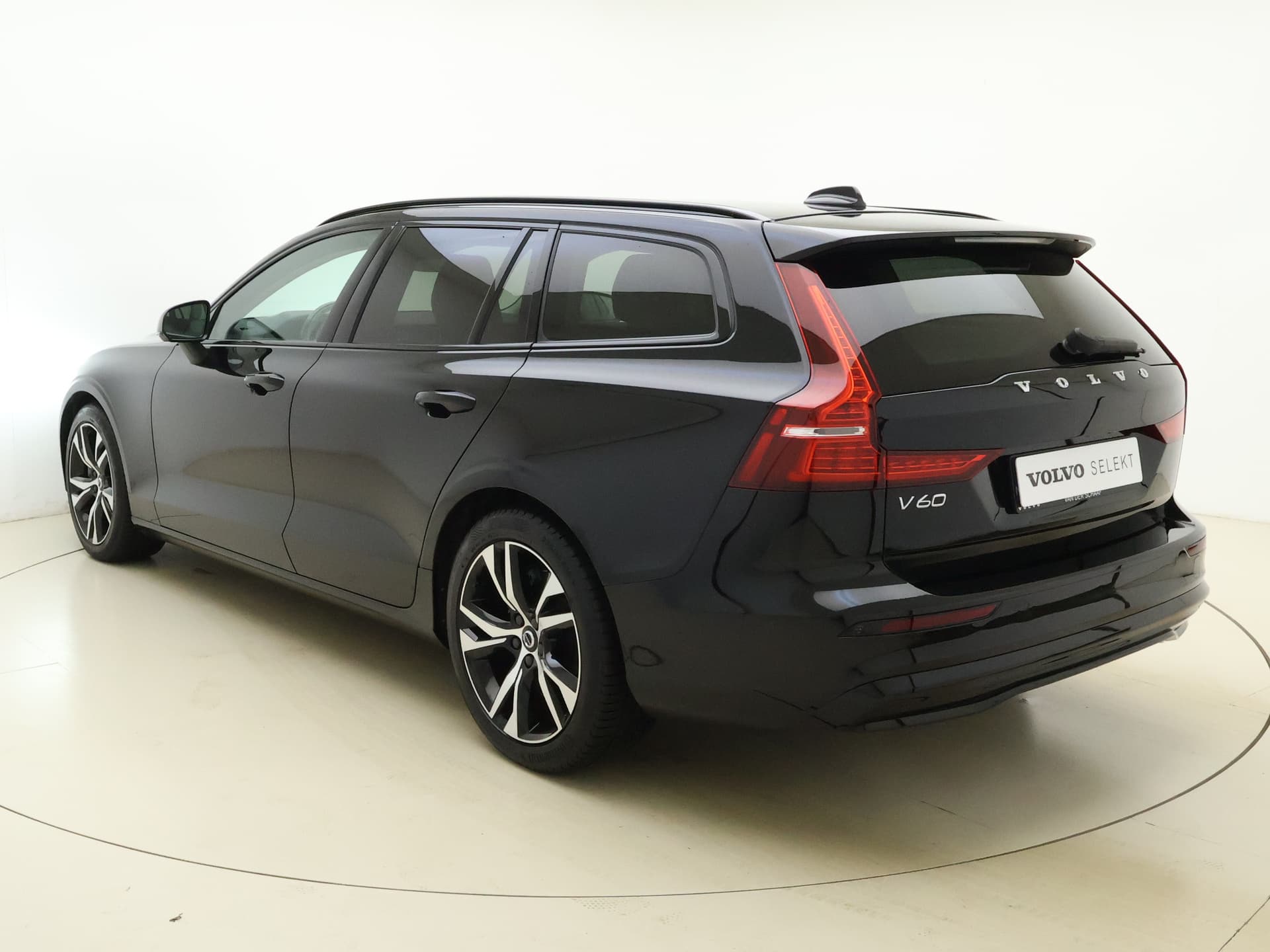 Volvo V60 B4 Automaat Plus Dark / Standkachel / Stoel/- stuurverwarming / Keyles entry / Trekhaak / Camera / thumbnail 5
