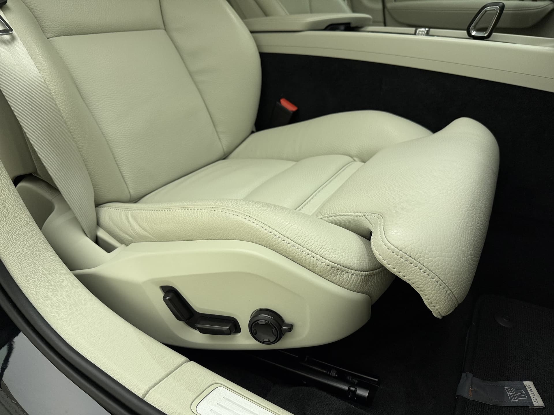 Volvo V60 B4 Automaat Plus Dark / Standkachel / Stoel/- stuurverwarming / Keyles entry / Trekhaak / Camera / thumbnail 17