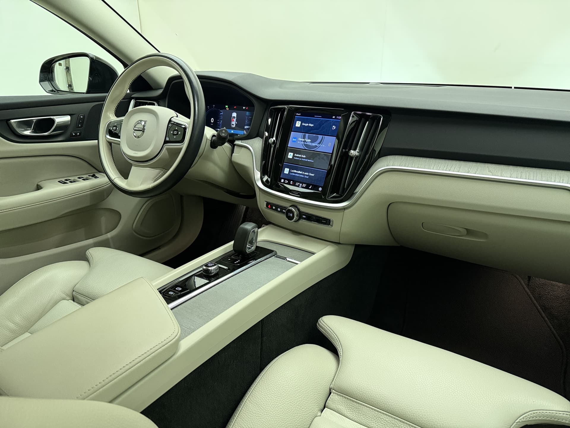 Volvo V60 B4 Automaat Plus Dark / Standkachel / Stoel/- stuurverwarming / Keyles entry / Trekhaak / Camera / thumbnail 18